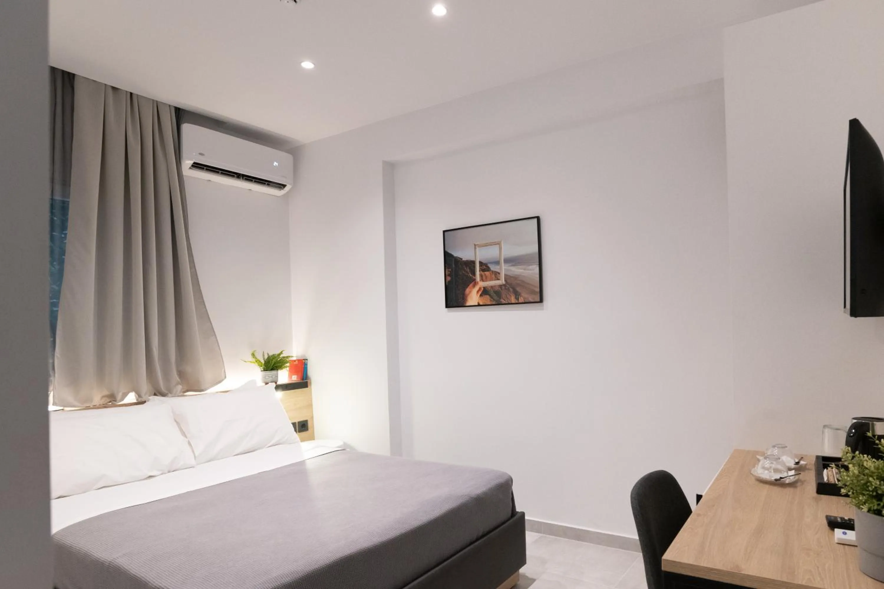 Bedroom, Bed in White 9