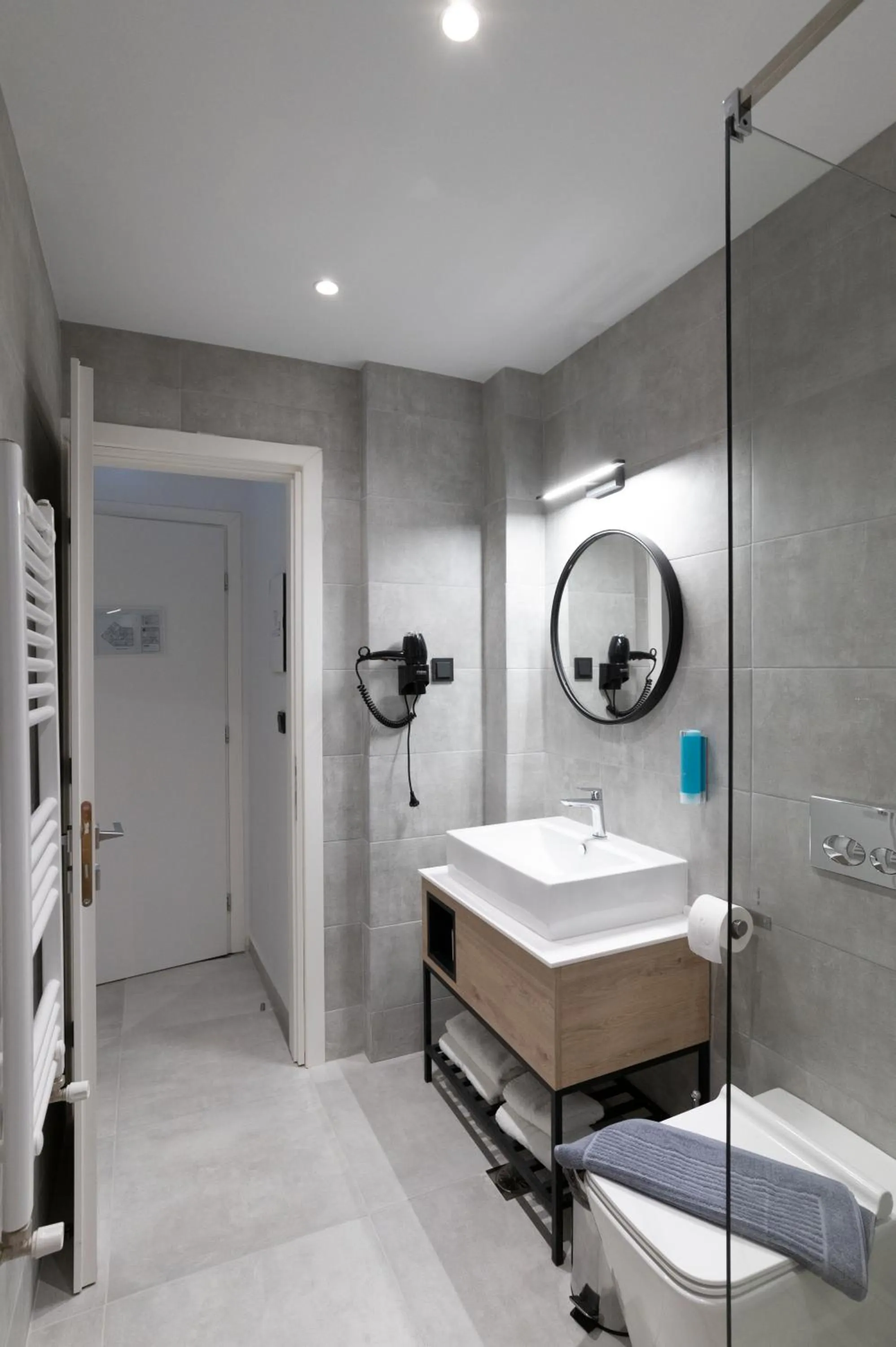 Bathroom in White 9