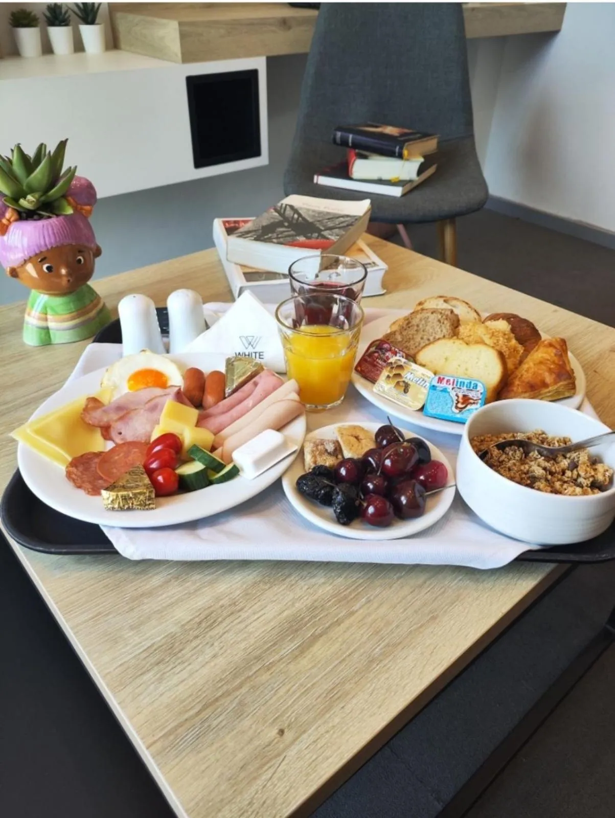 Food and drinks in White 9