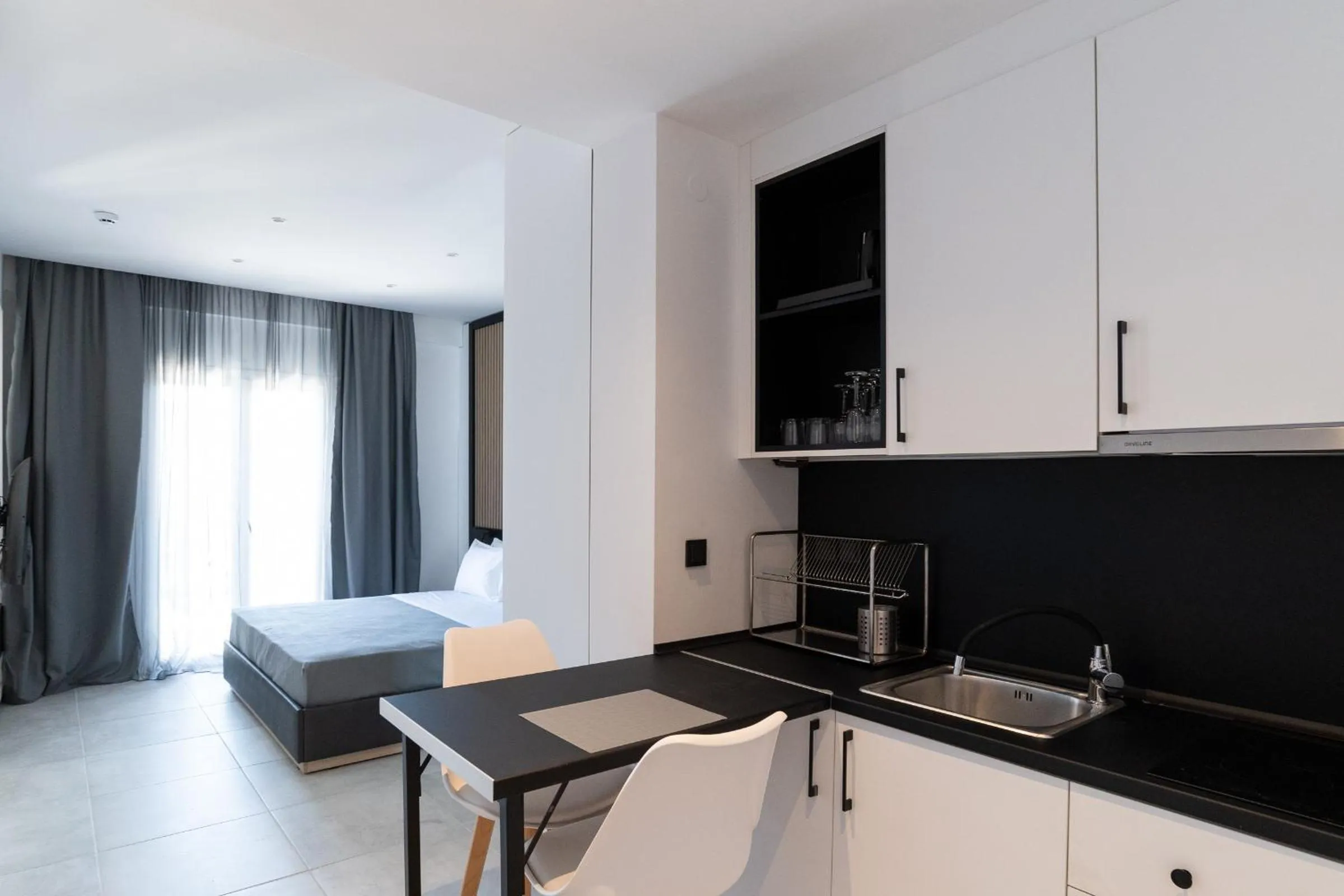 Kitchen or kitchenette in White 9