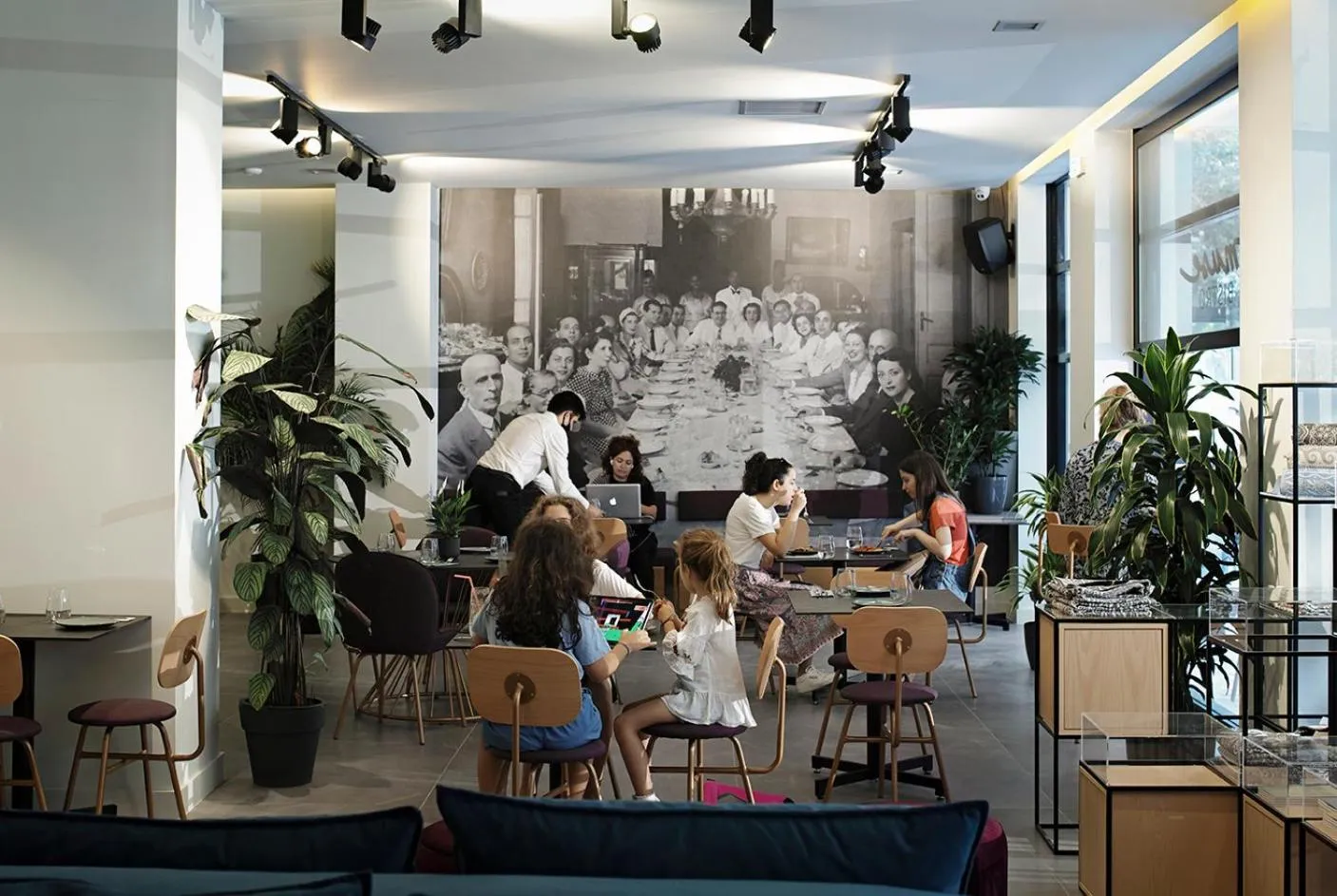 Restaurant/places to eat in The Gem Society Hotel