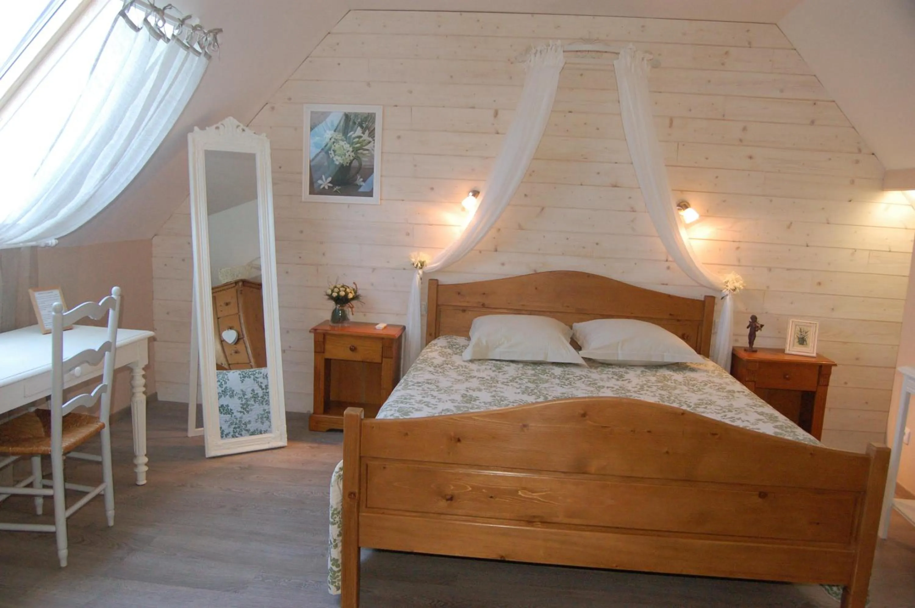 Photo of the whole room, Bed in La Chaiserie