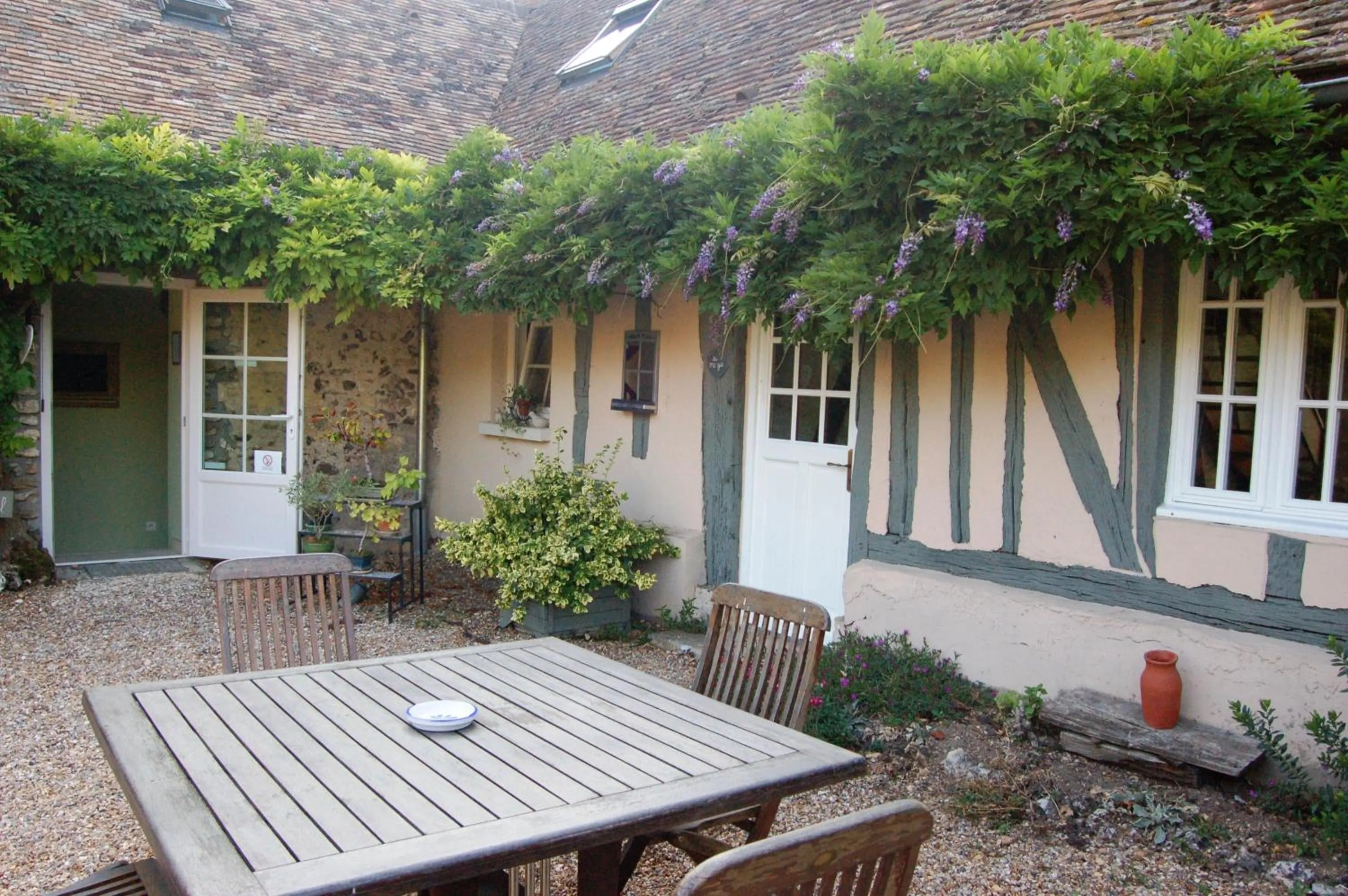 Facade/entrance in La Chaiserie