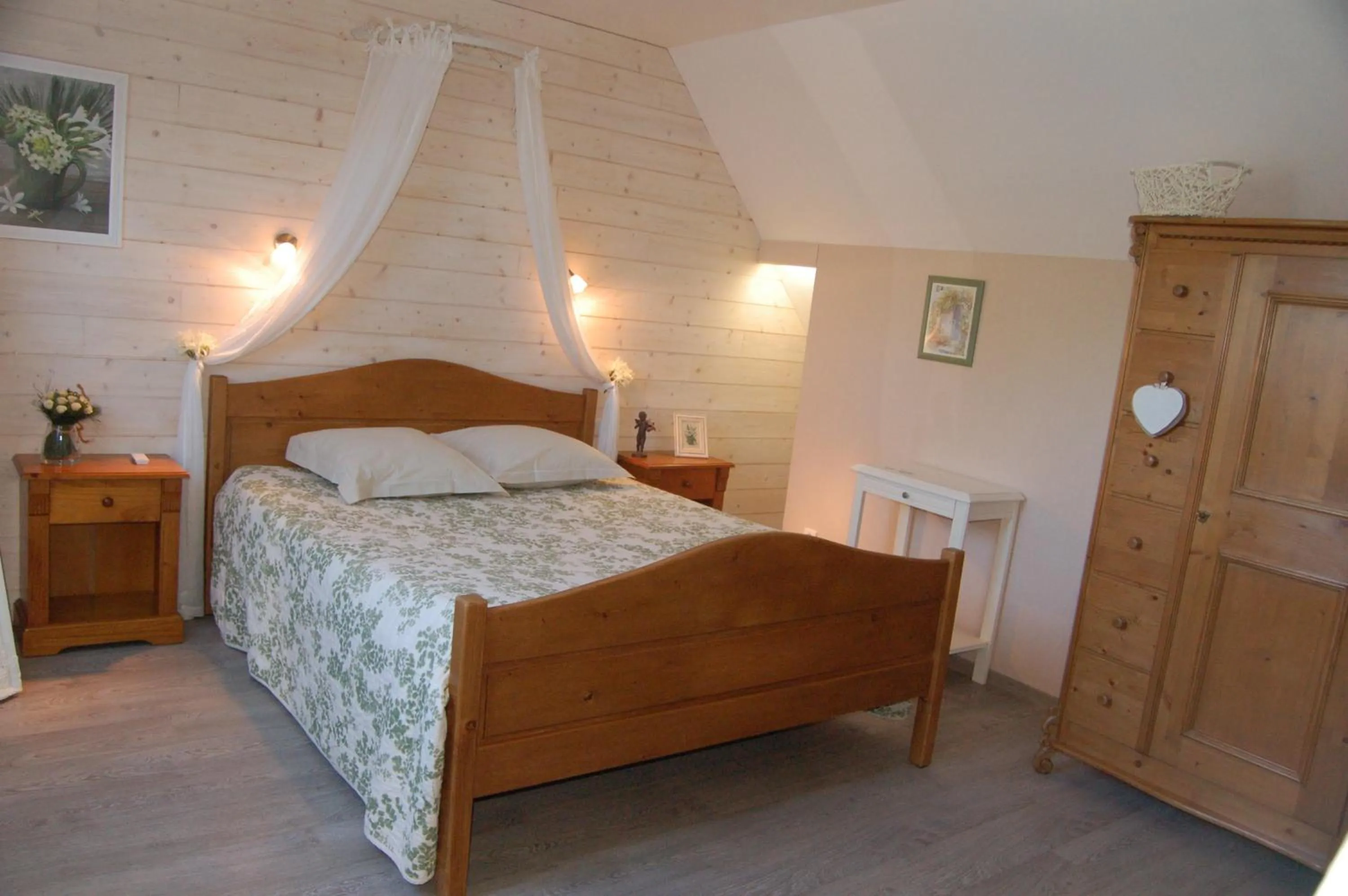 Photo of the whole room, Bed in La Chaiserie