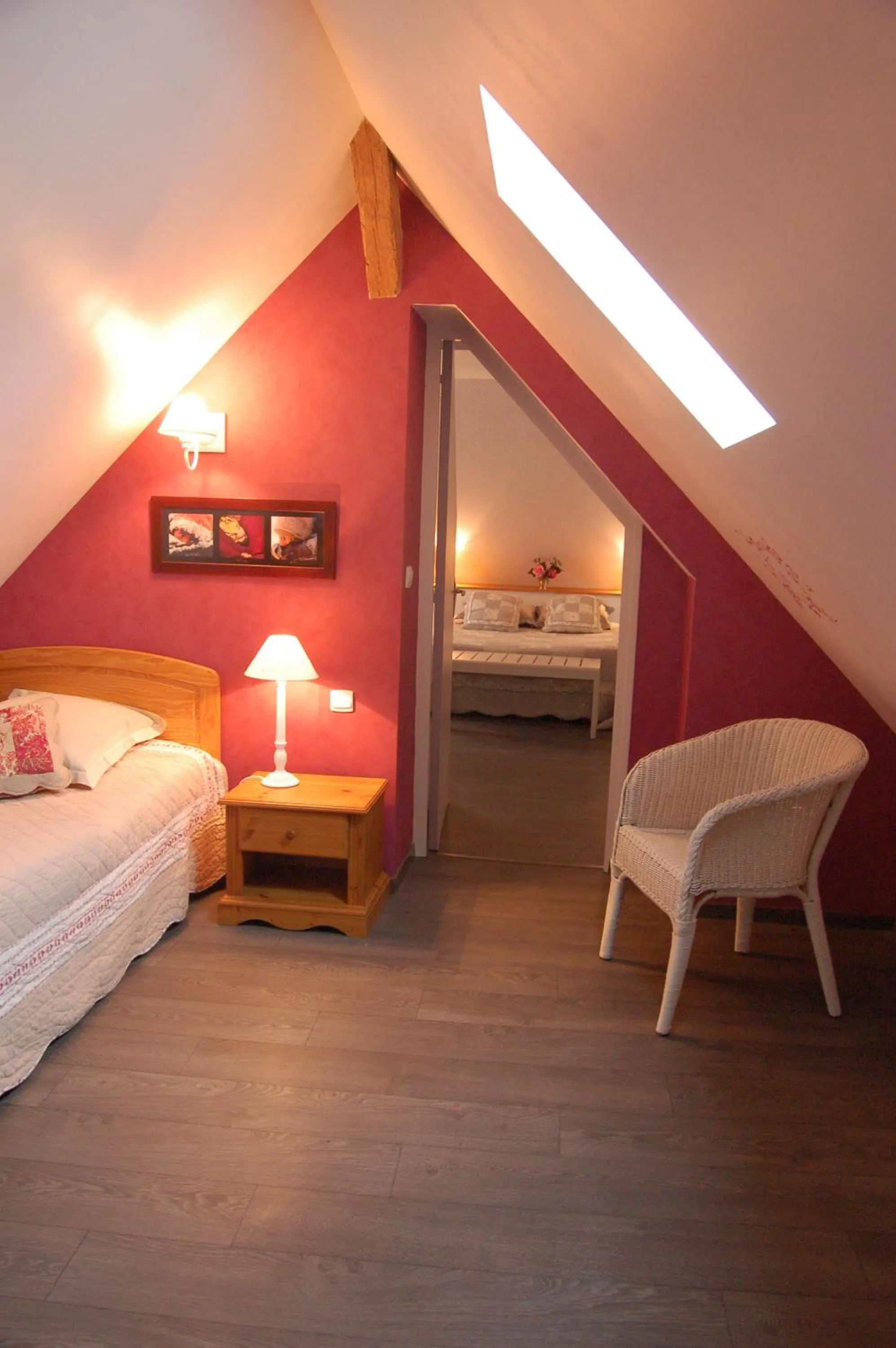Photo of the whole room, Bed in La Chaiserie
