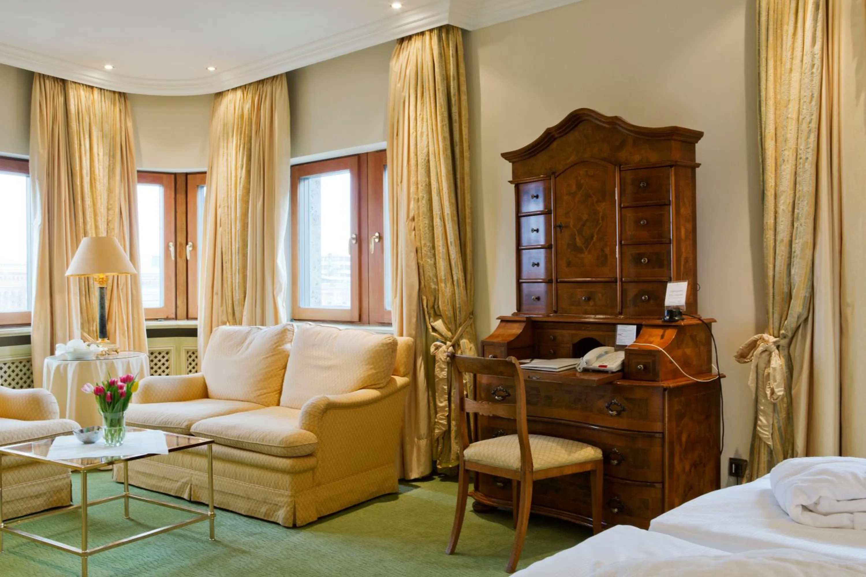 Living room, Bed in Central-Hotel Kaiserhof