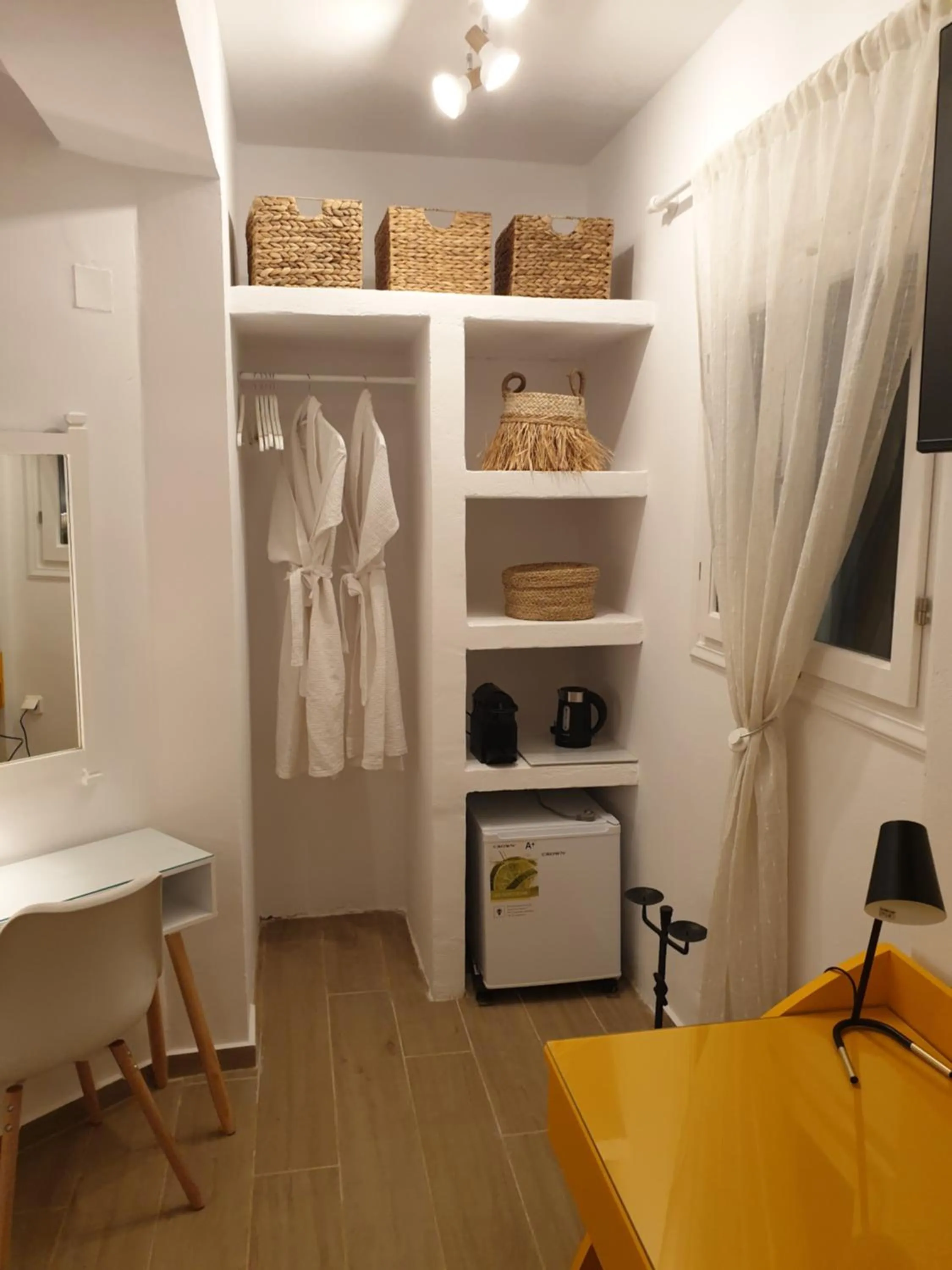 hair dresser, Bed in Galaxa Mansion