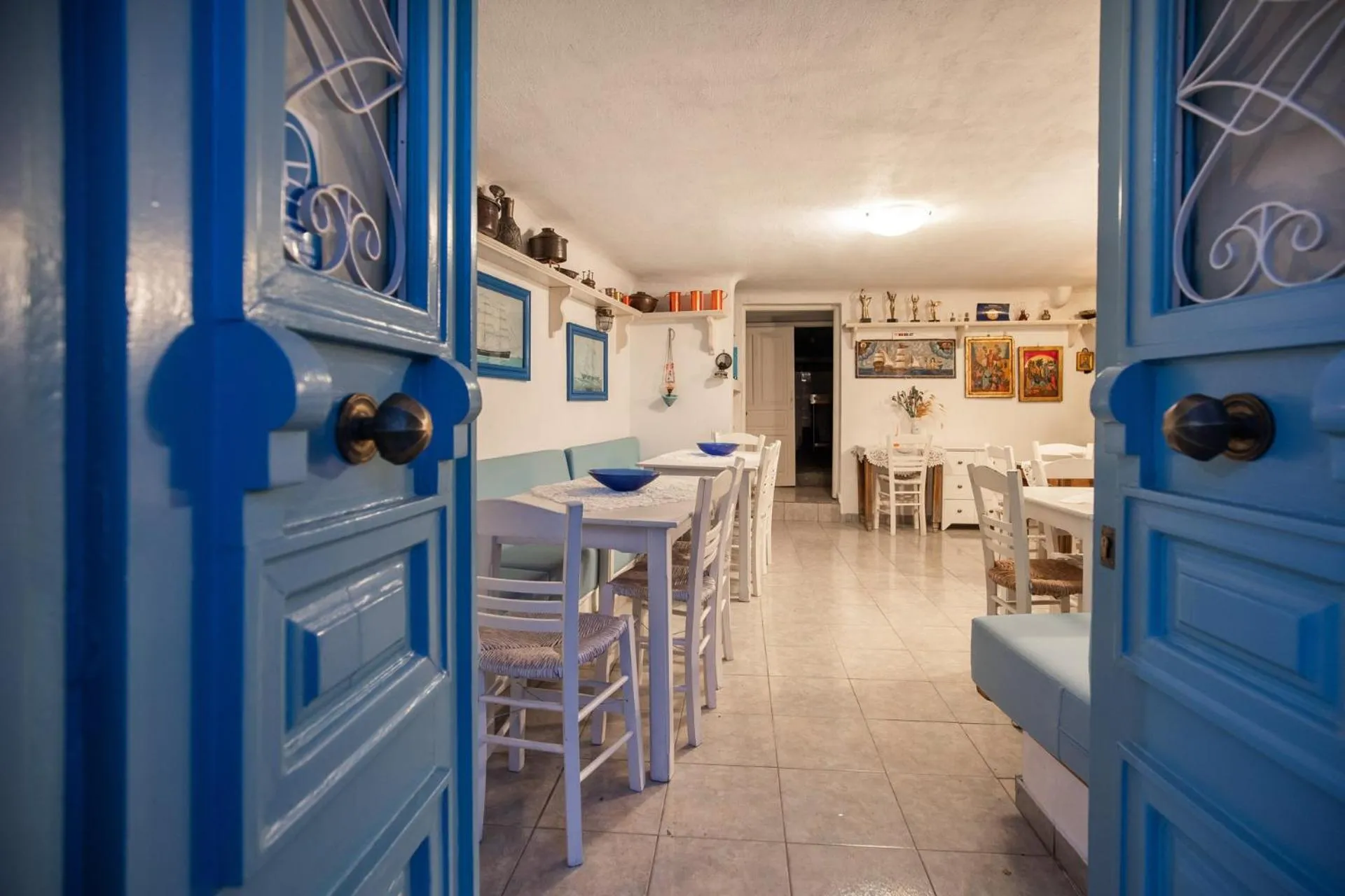 Restaurant/places to eat in Galaxa Mansion