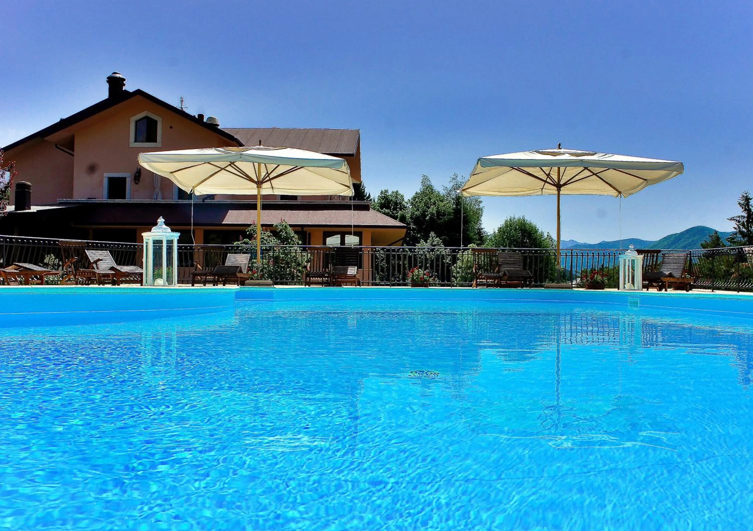 Swimming pool in Hotel Bucaneve