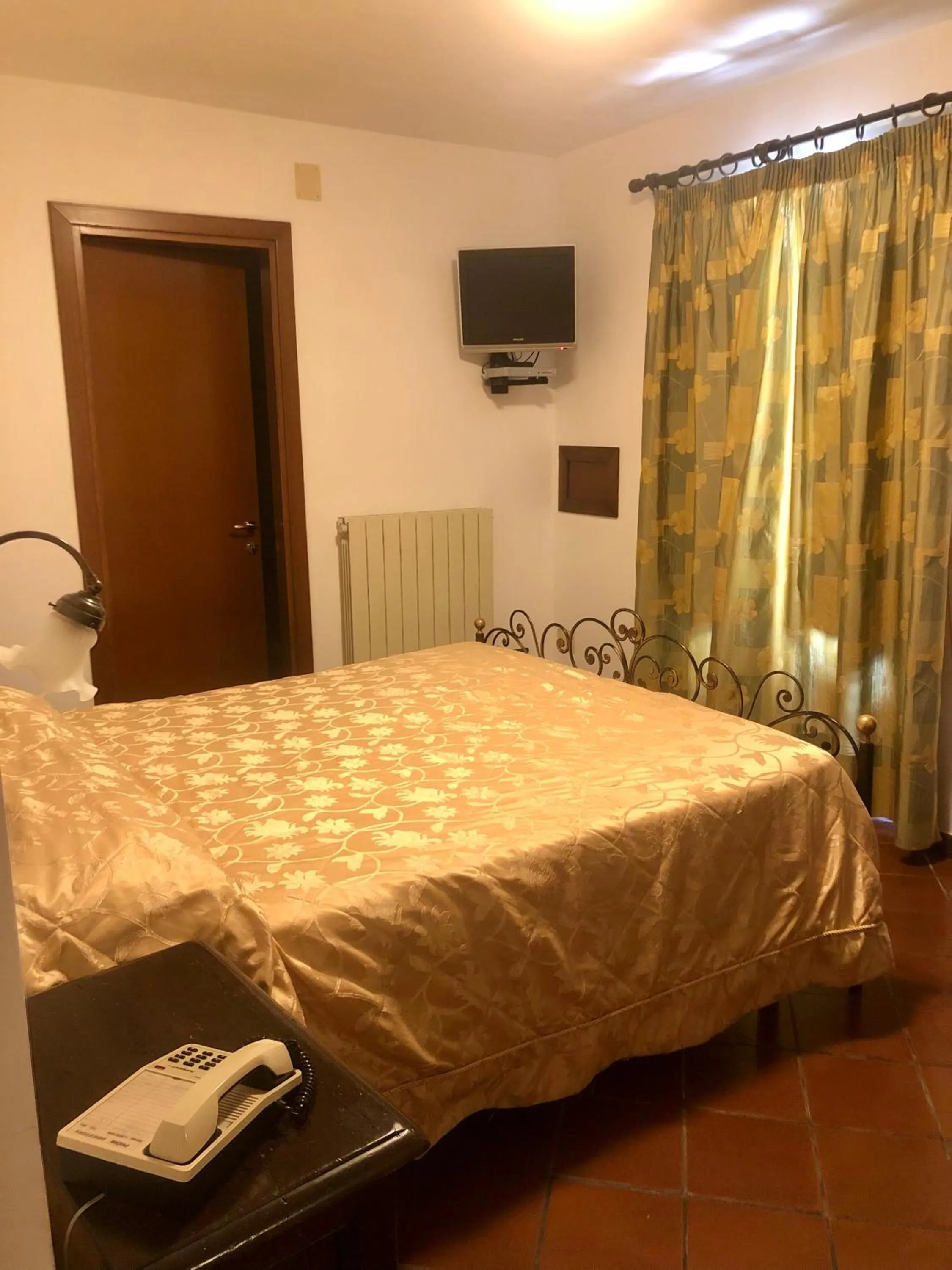 Bed in Hotel Bucaneve