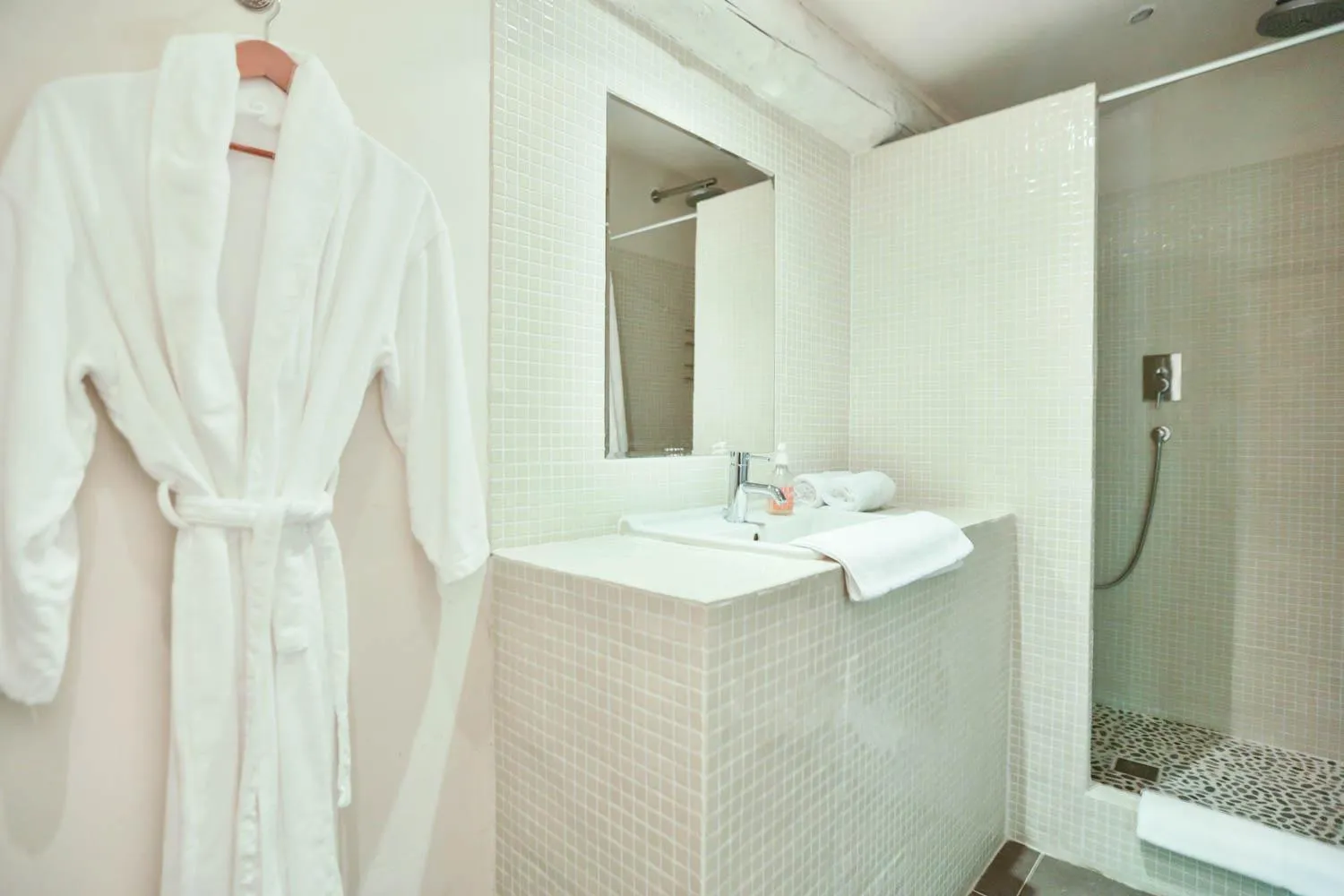 Bathroom in Le Prieuré La Madelène