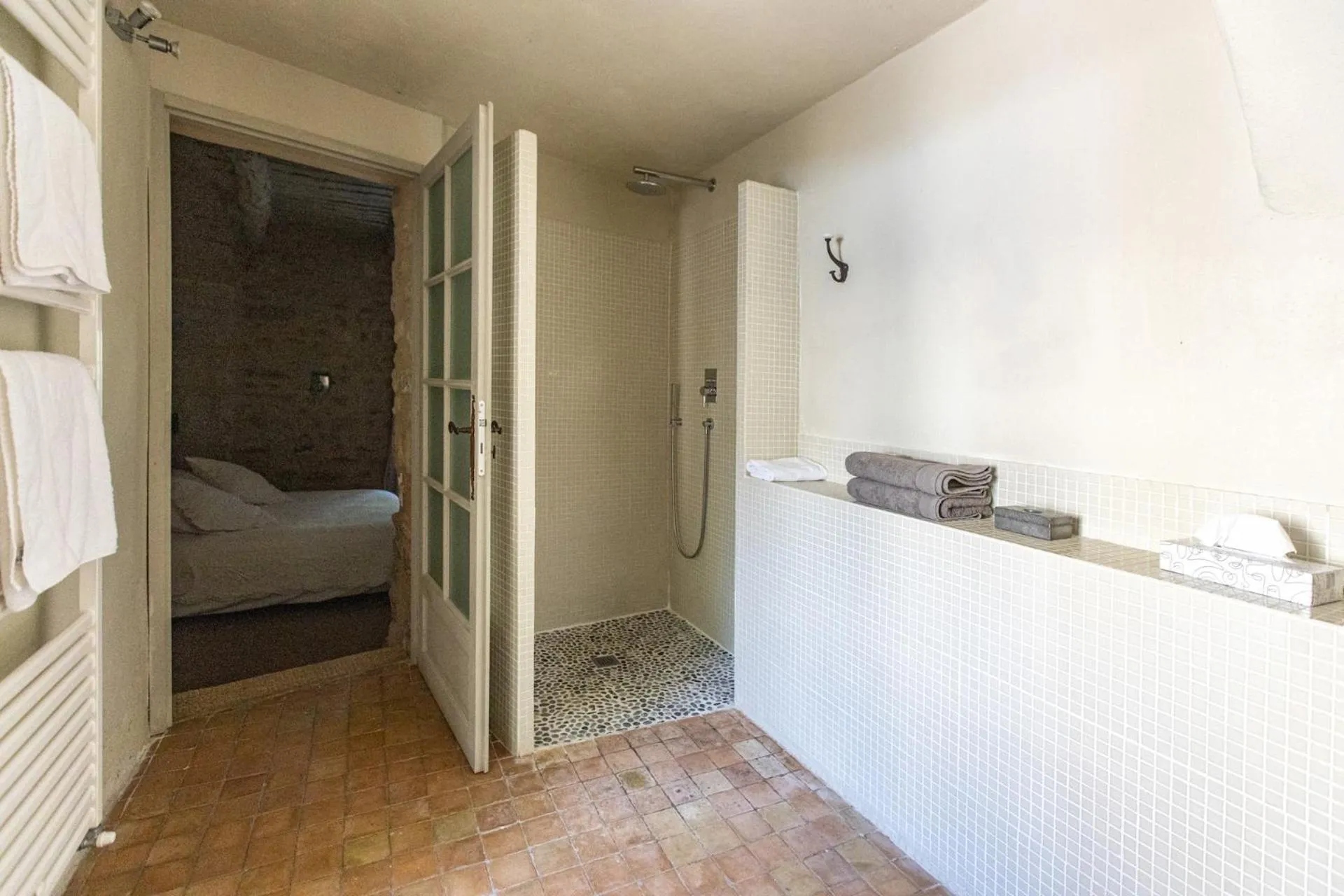 Bathroom, Bed in Le Prieuré La Madelène