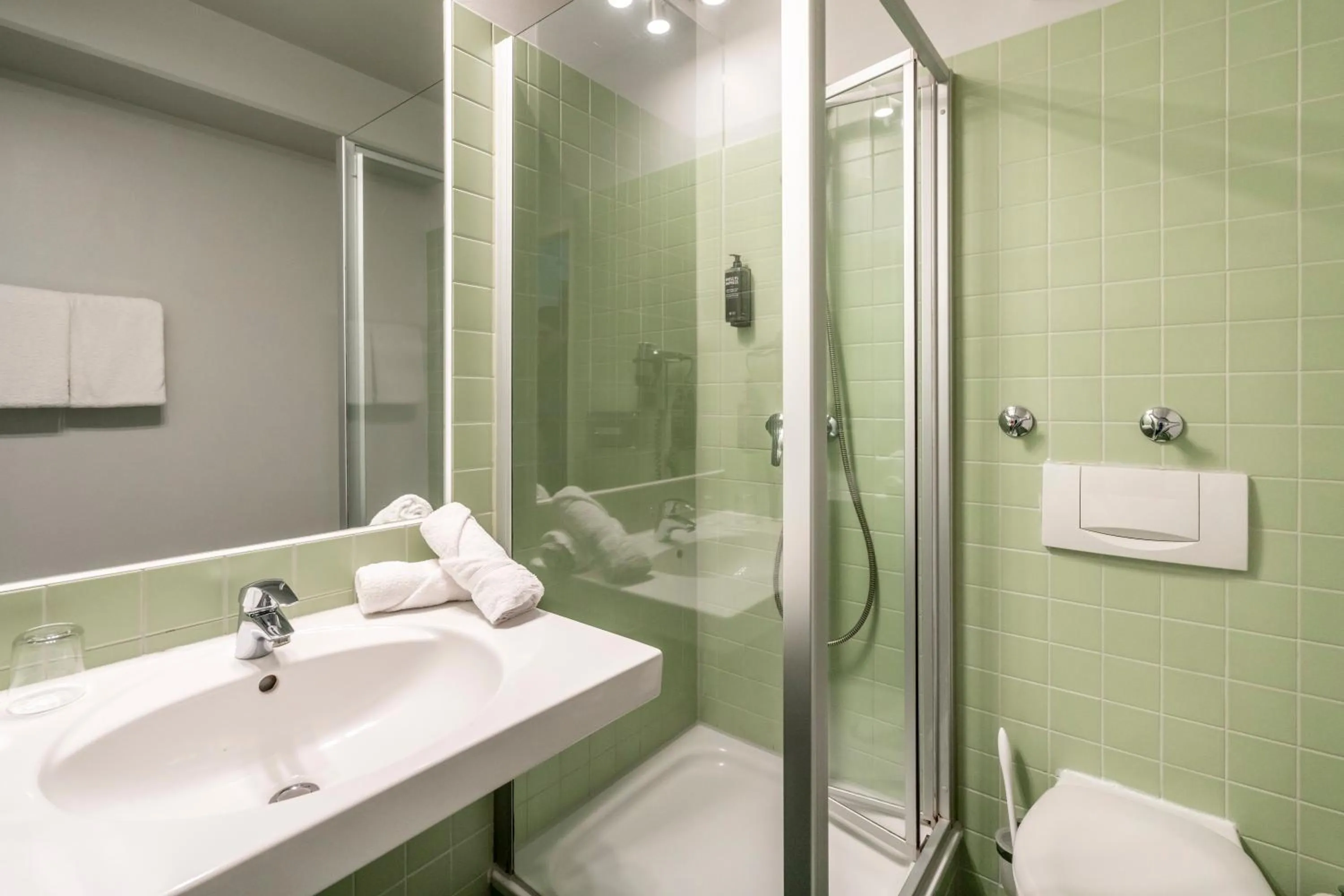 Toilet in ibis Styles Hamburg Alster City