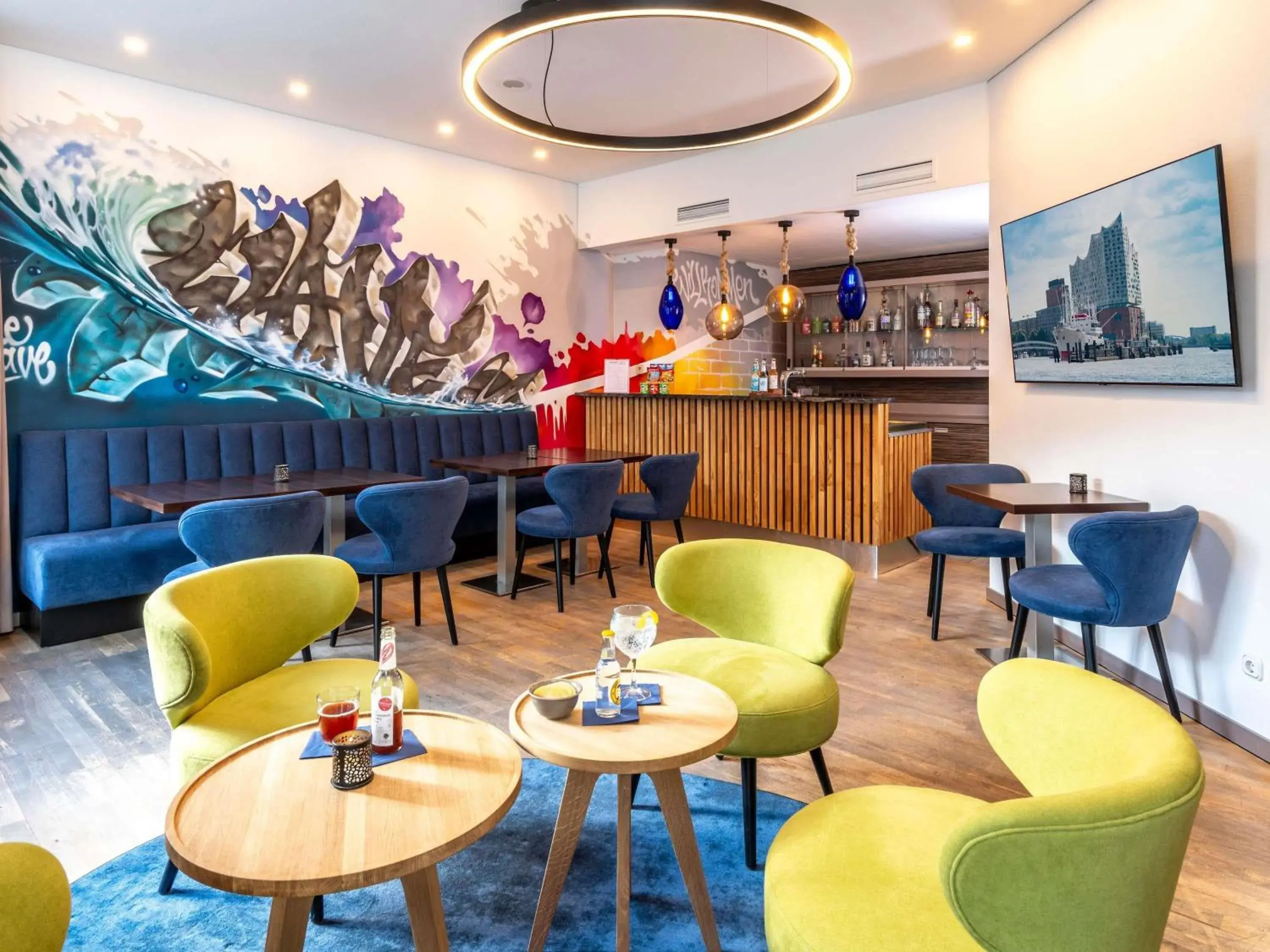 Lounge or bar in ibis Styles Hamburg Alster City Lounge or bar in ibis Styles Hamburg Alster City
