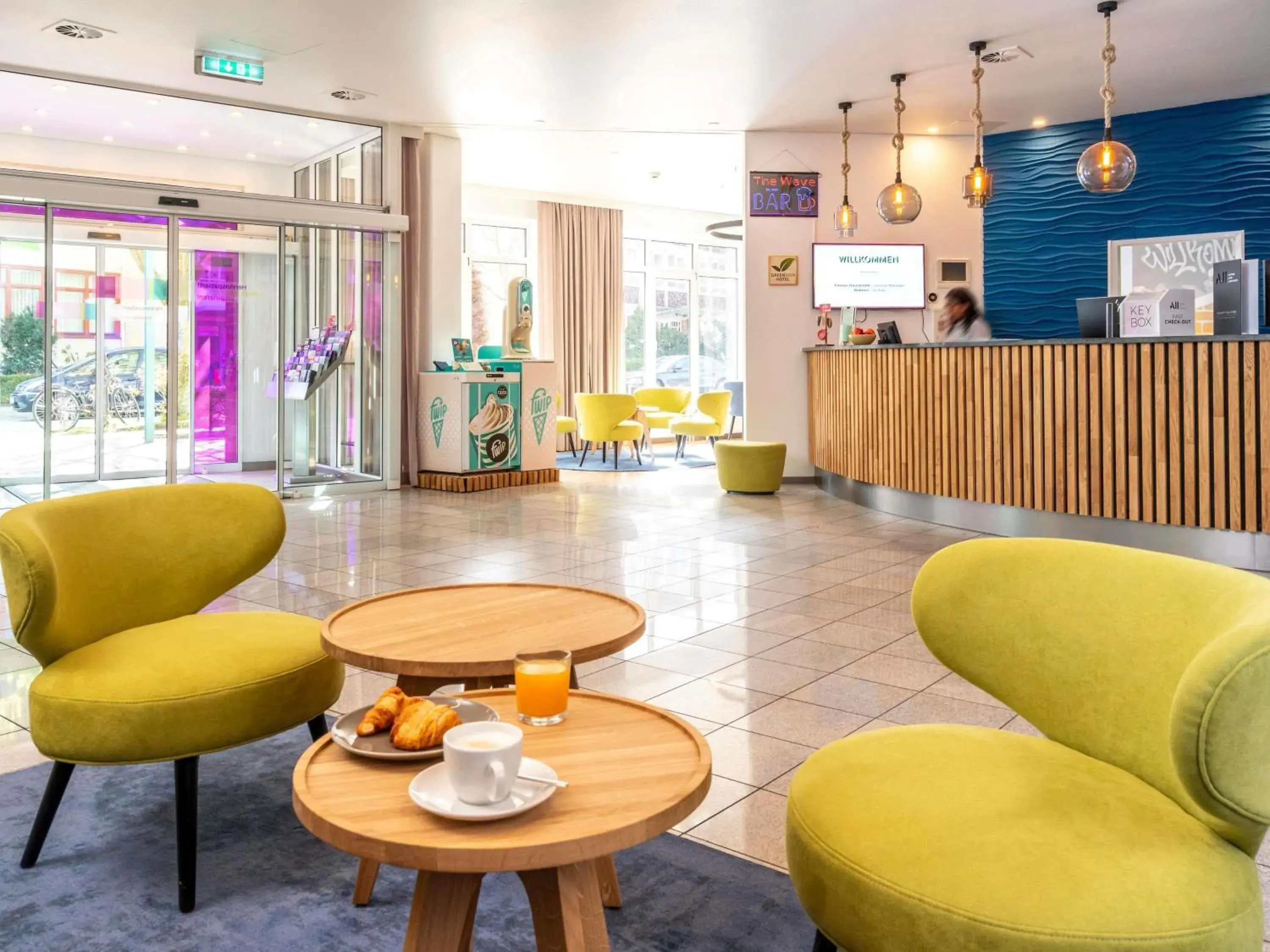 Lounge or bar in ibis Styles Hamburg Alster City Lounge or bar in ibis Styles Hamburg Alster City