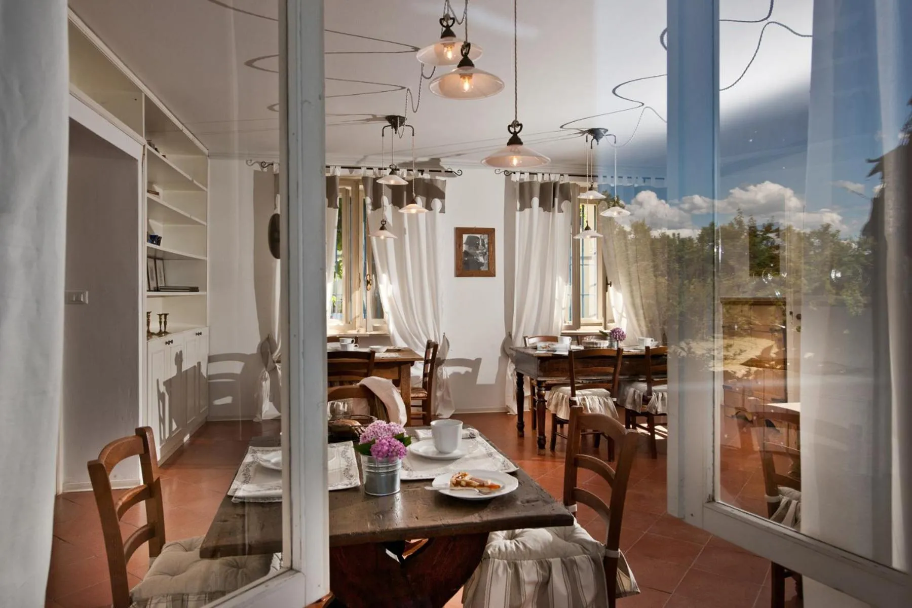 Communal lounge/ TV room in Agriturismo Tra Le Vigne