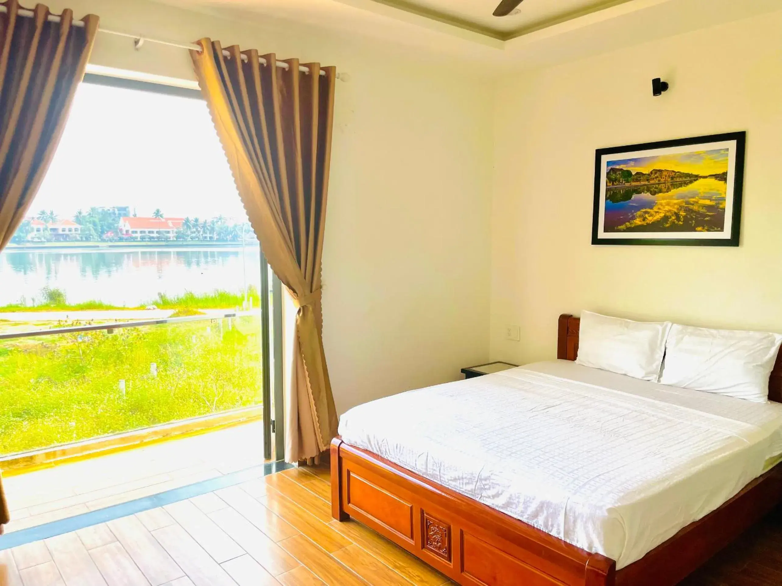 King Room with Lake View - single occupancy in Thuong Da Riverside Homestay King Room with Lake View - single occupancy in Thuong Da Riverside Homestay