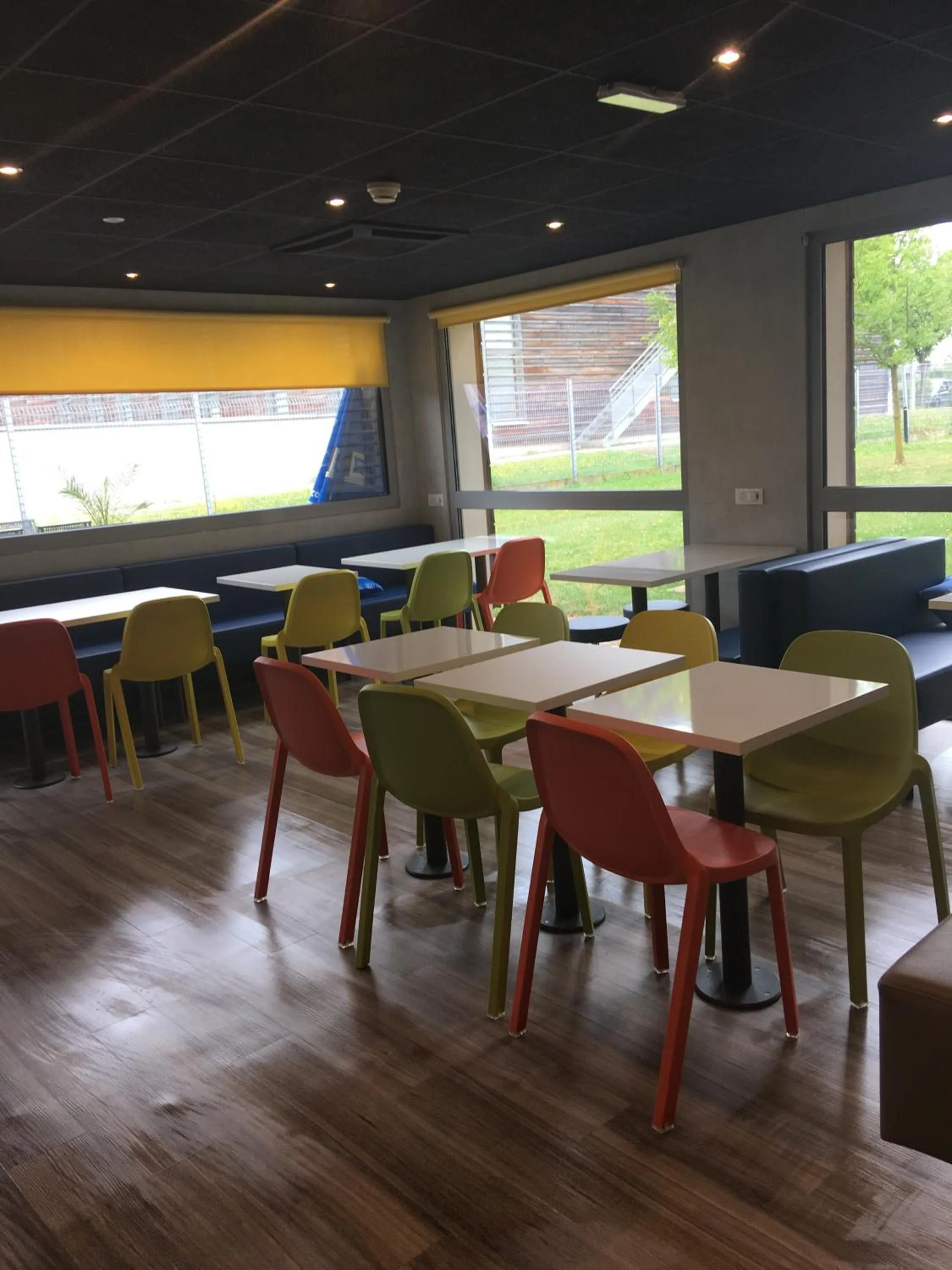 Dining area in ibis budget Metz Technopole