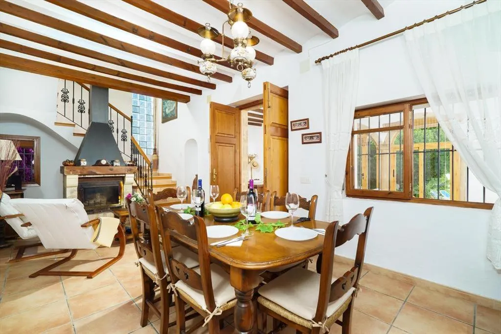 Casa Seniola by Aguilarent