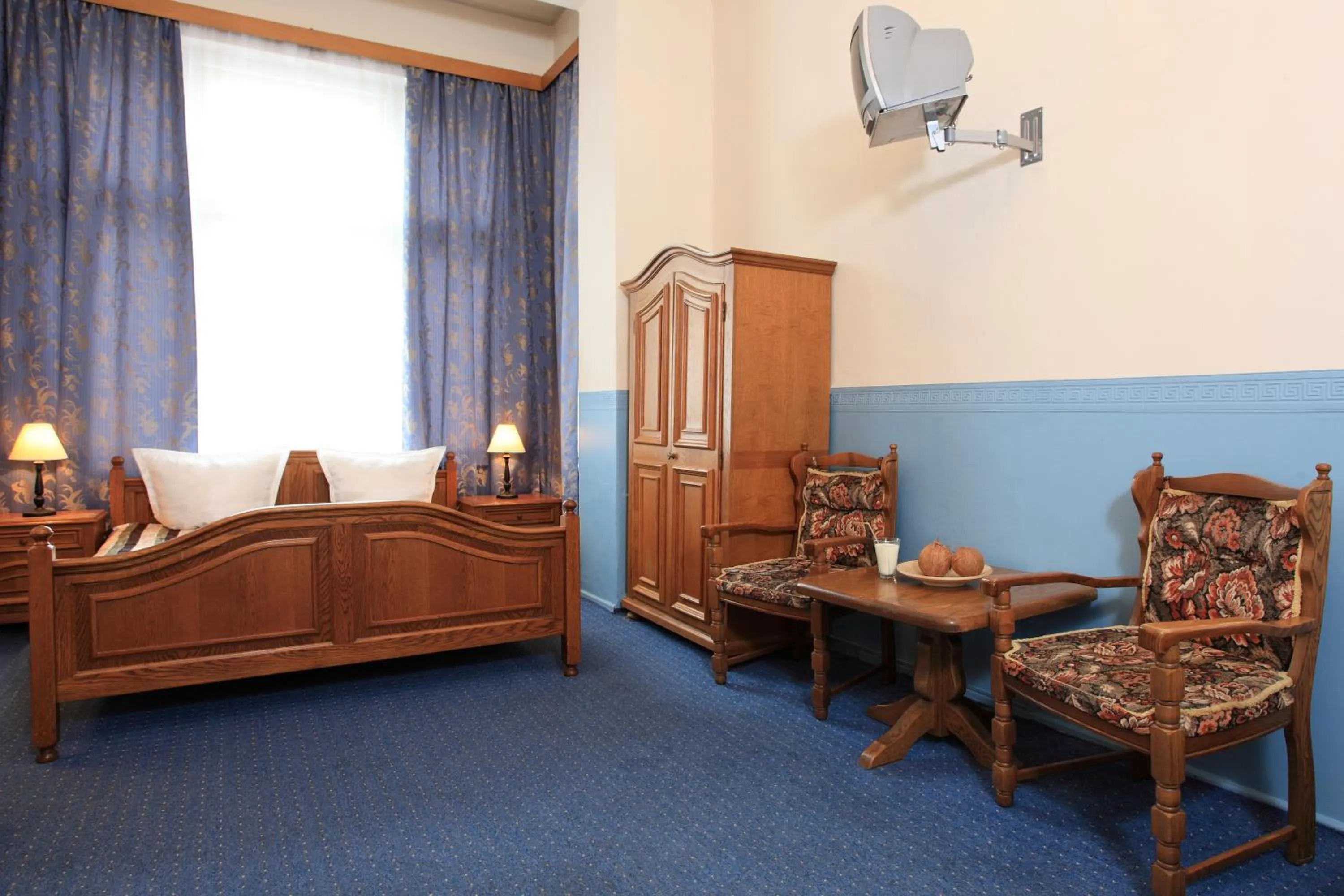 Photo of the whole room in Hotel-Pension Cortina