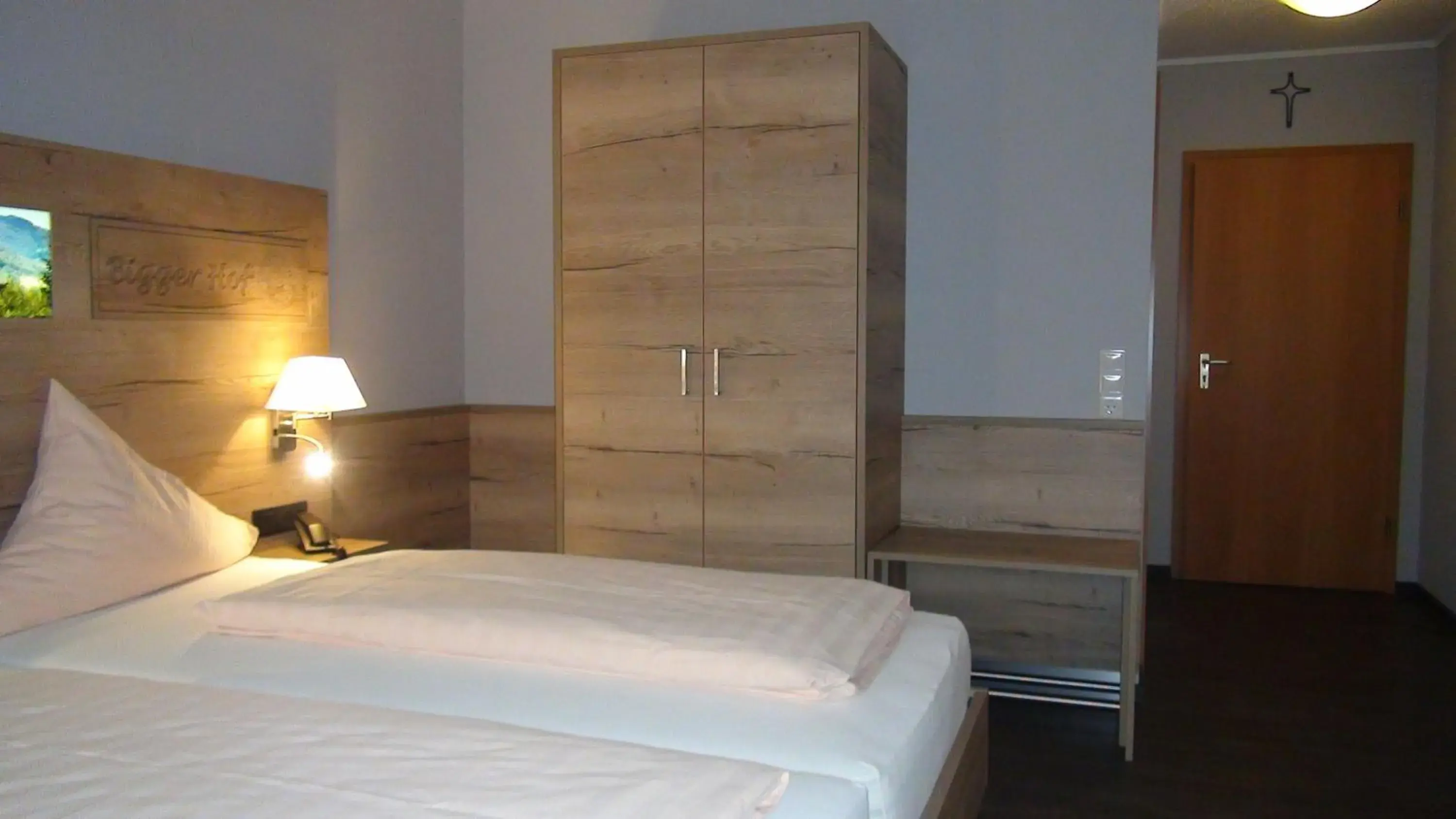 Double Room with Shower in Hotel Bigger Hof - Wirtshaus Platzhirsch am Jahnplatz Double Room with Shower in Hotel Bigger Hof - Wirtshaus Platzhirsch am Jahnplatz