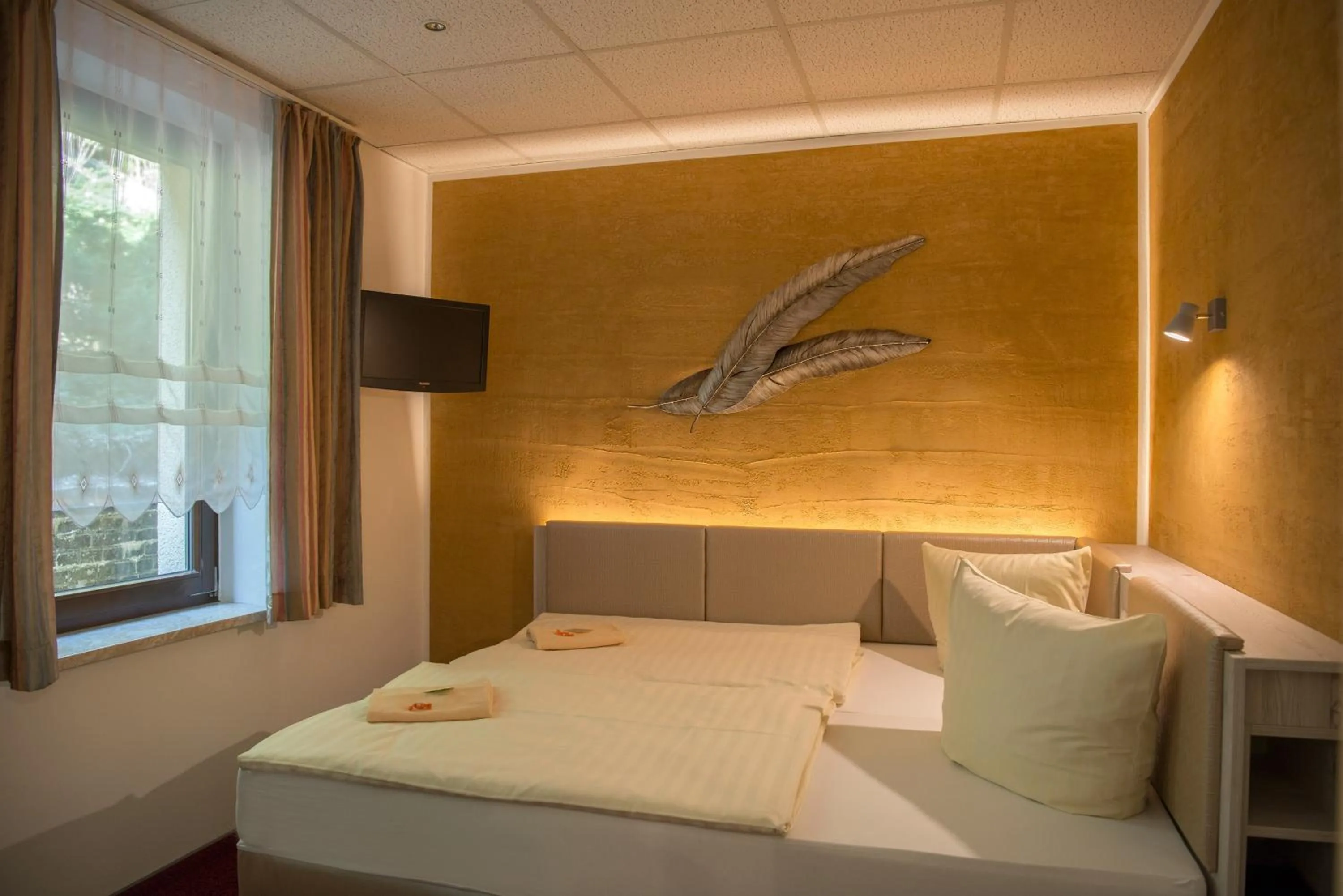 Photo of the whole room, Bed in Flair-Waldhotel Mellestollen