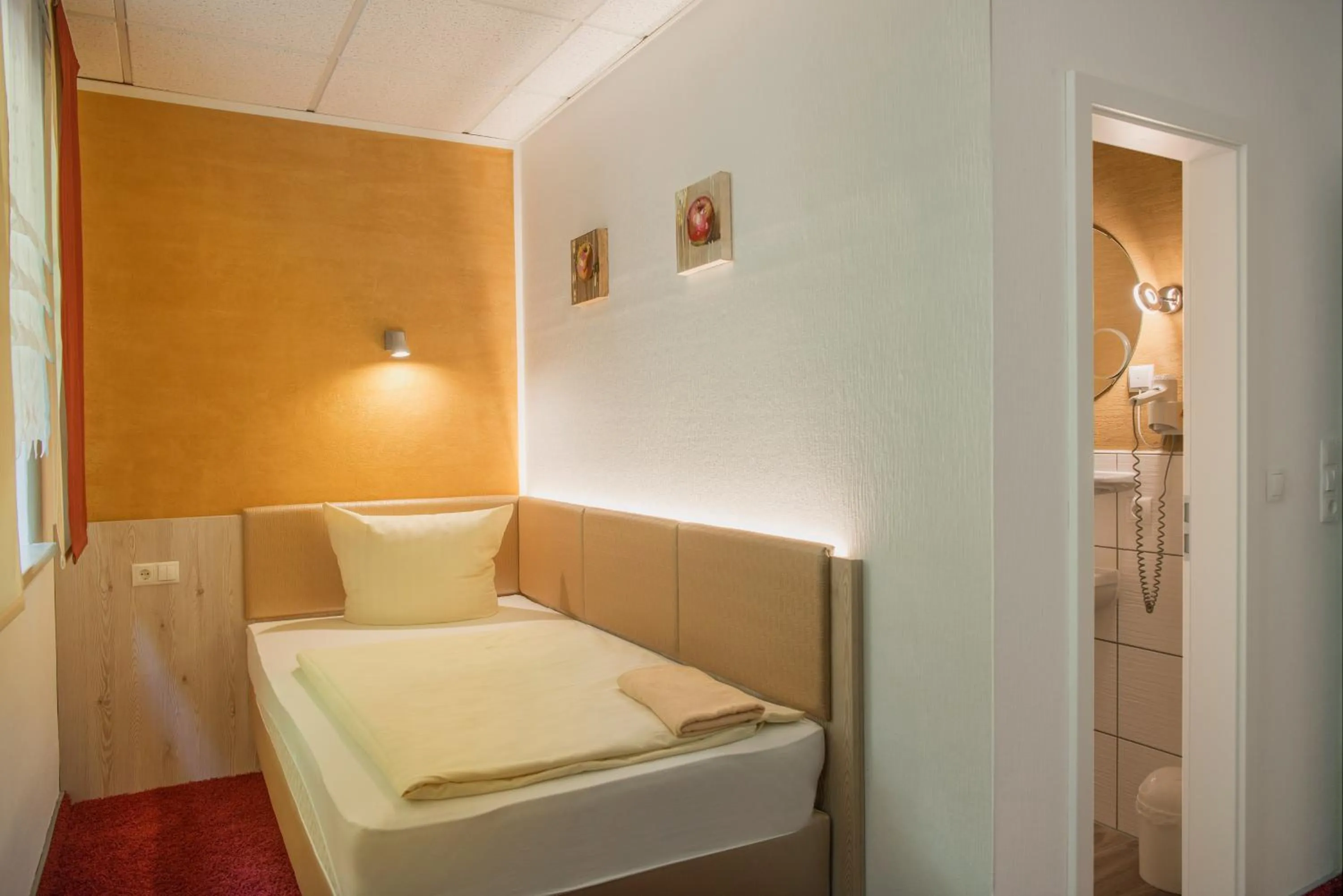 Photo of the whole room, Bed in Flair-Waldhotel Mellestollen