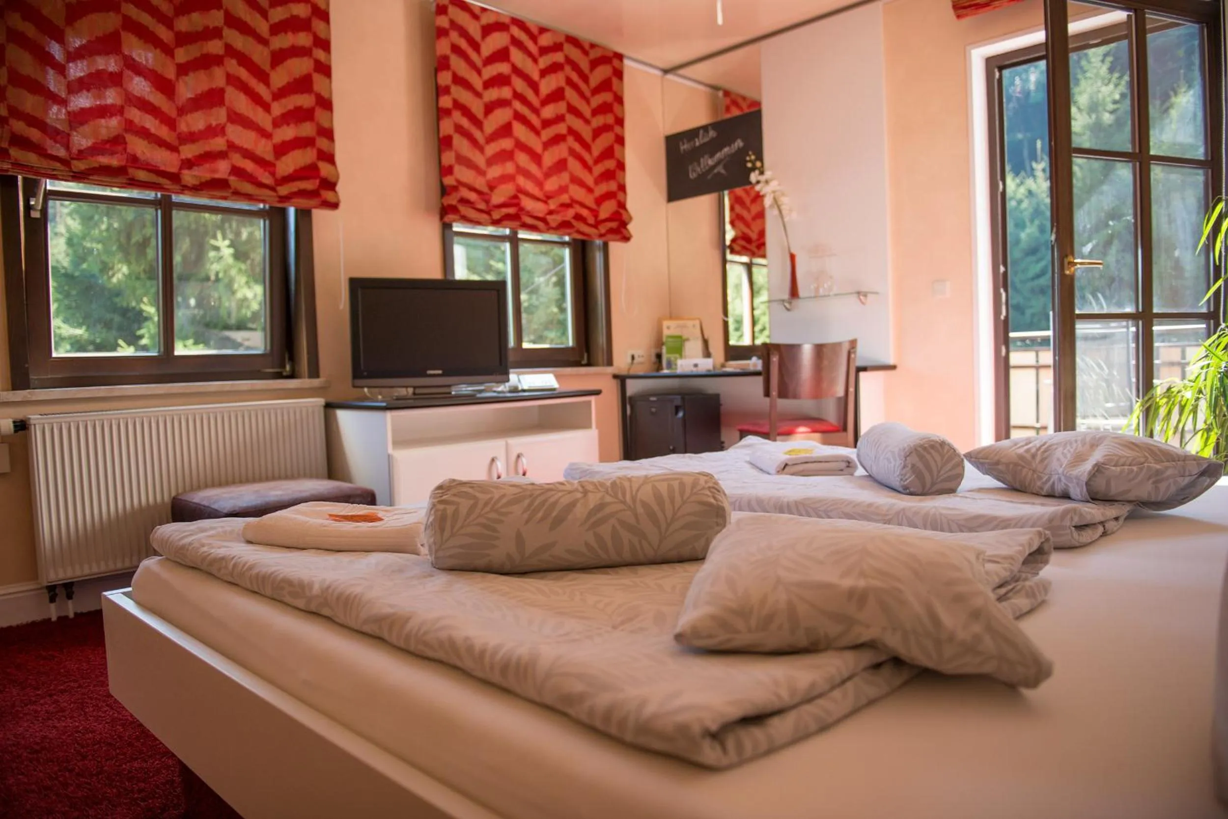 Photo of the whole room, Bed in Flair-Waldhotel Mellestollen