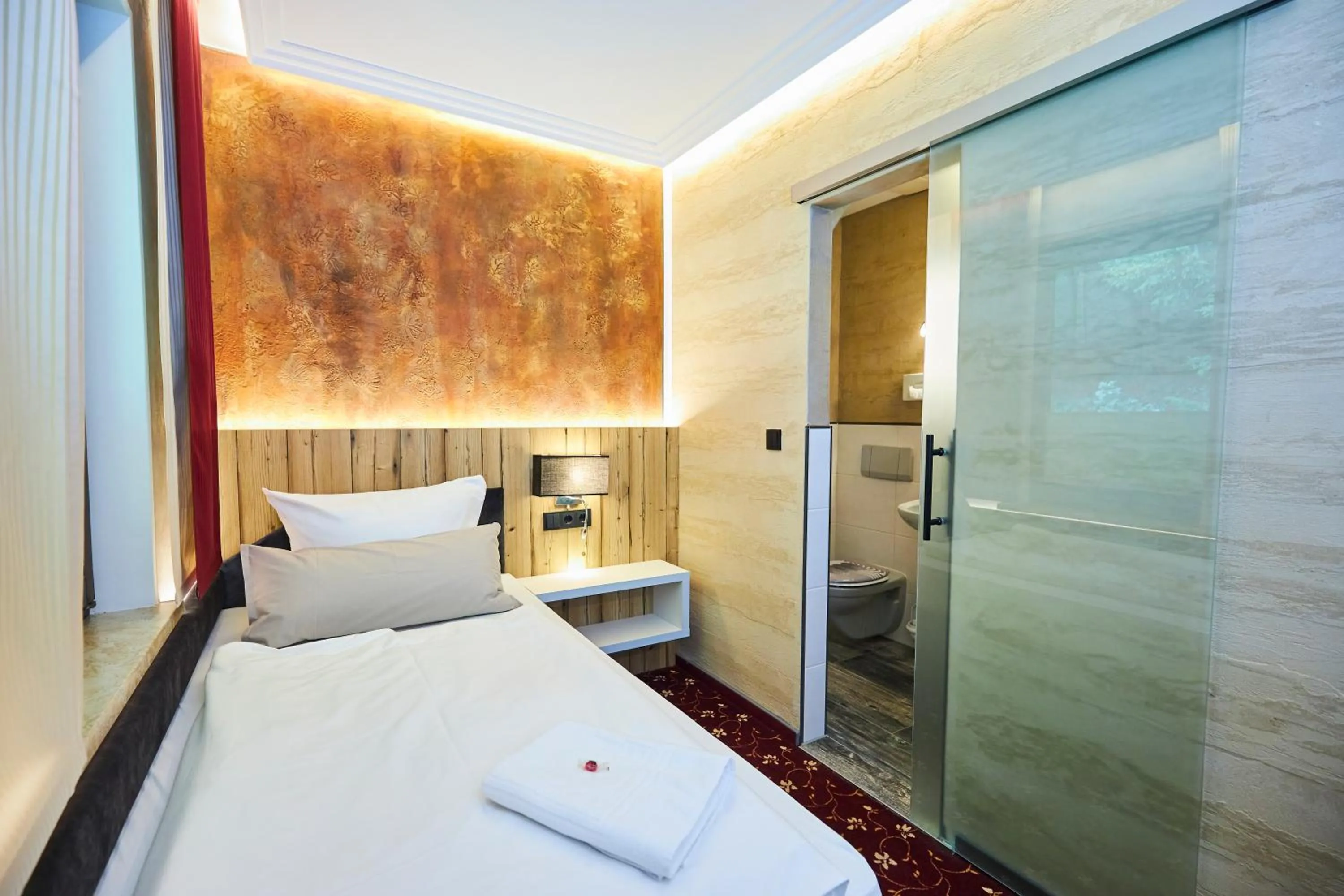 Photo of the whole room, Bed in Flair-Waldhotel Mellestollen