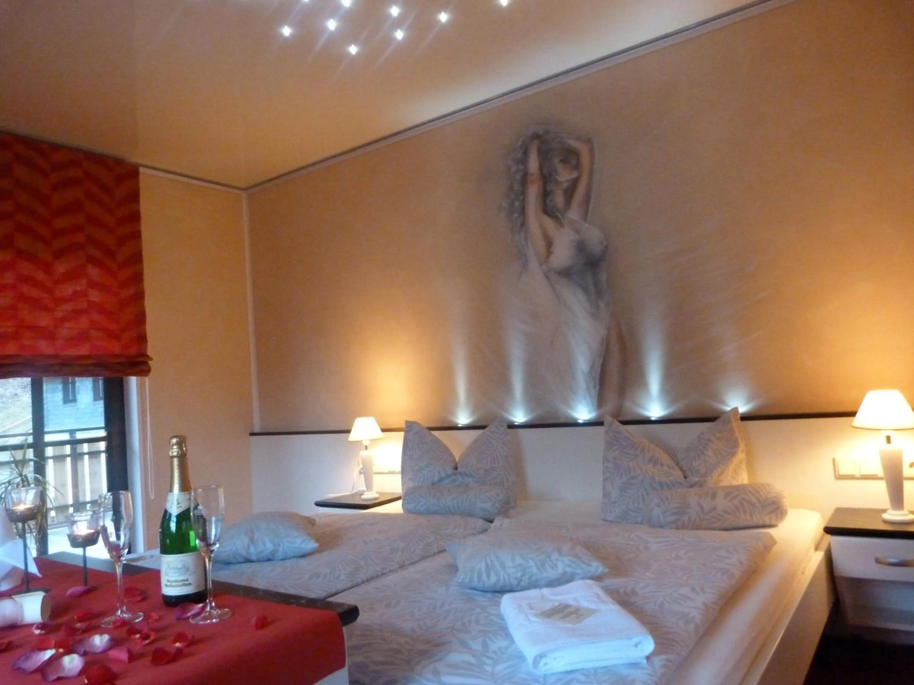 Photo of the whole room, Bed in Flair-Waldhotel Mellestollen