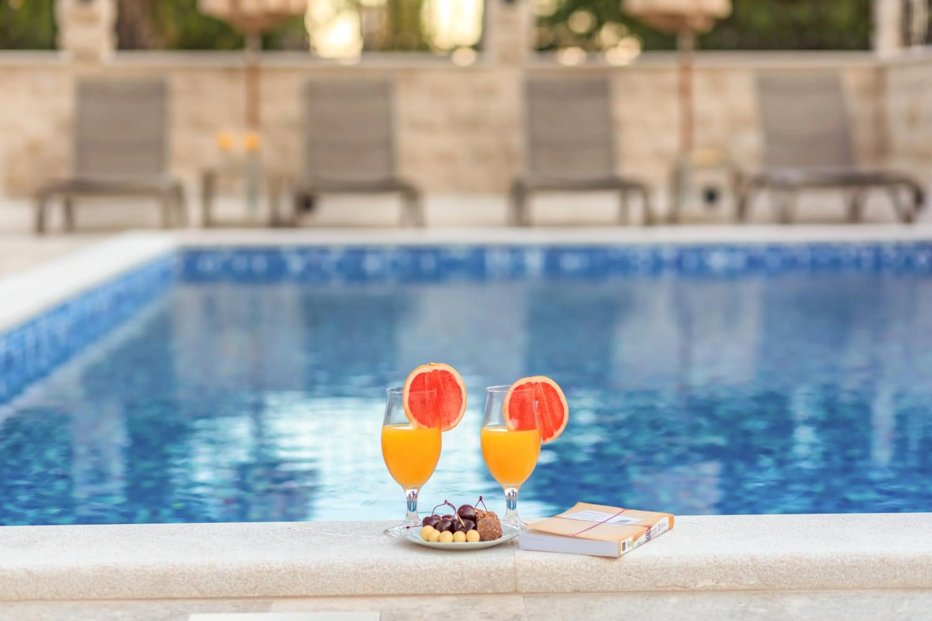 Swimming pool in Luxury Apartments Queen