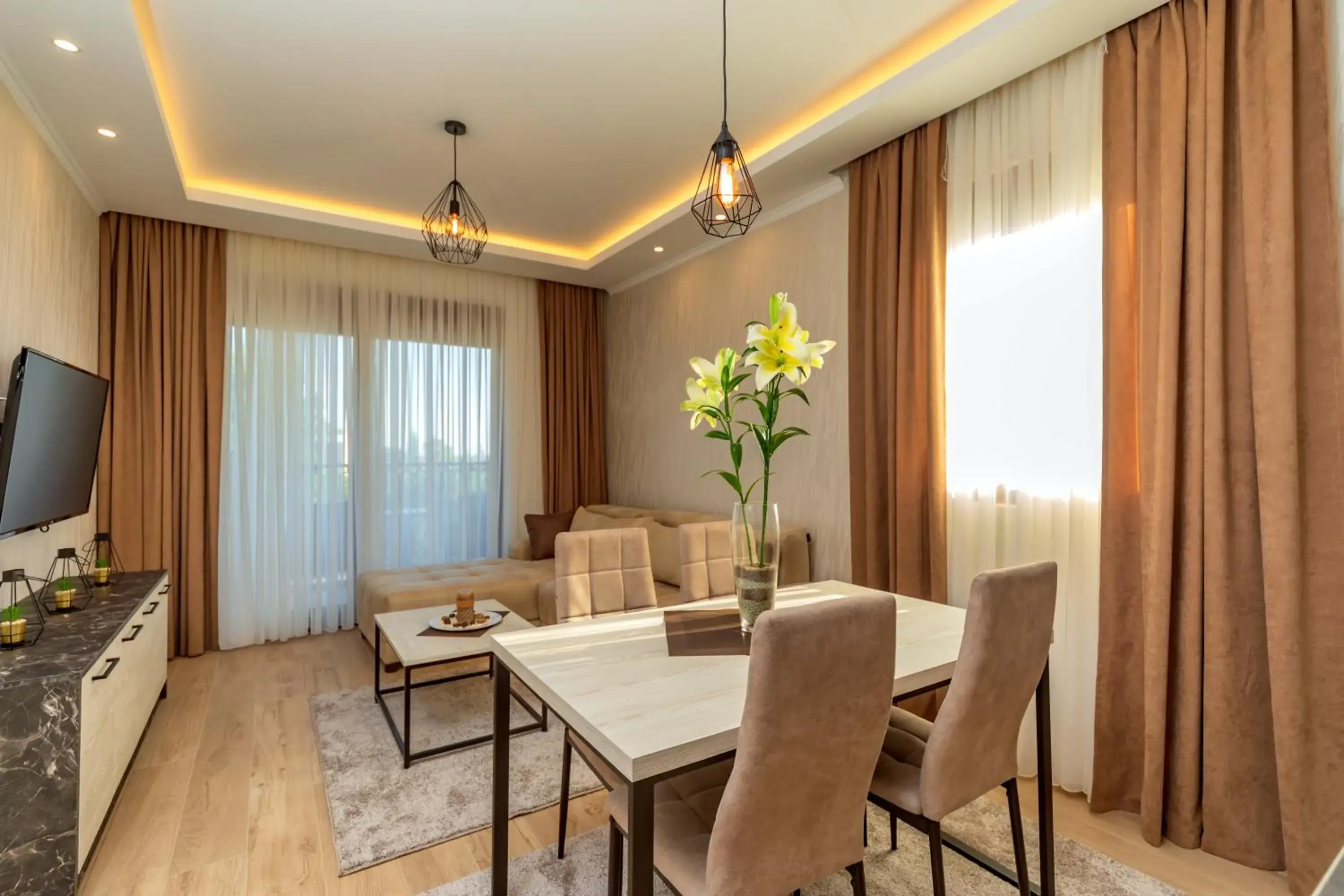 Apartment with Pool View in Luxury Apartments Queen Apartment with Pool View in Luxury Apartments Queen