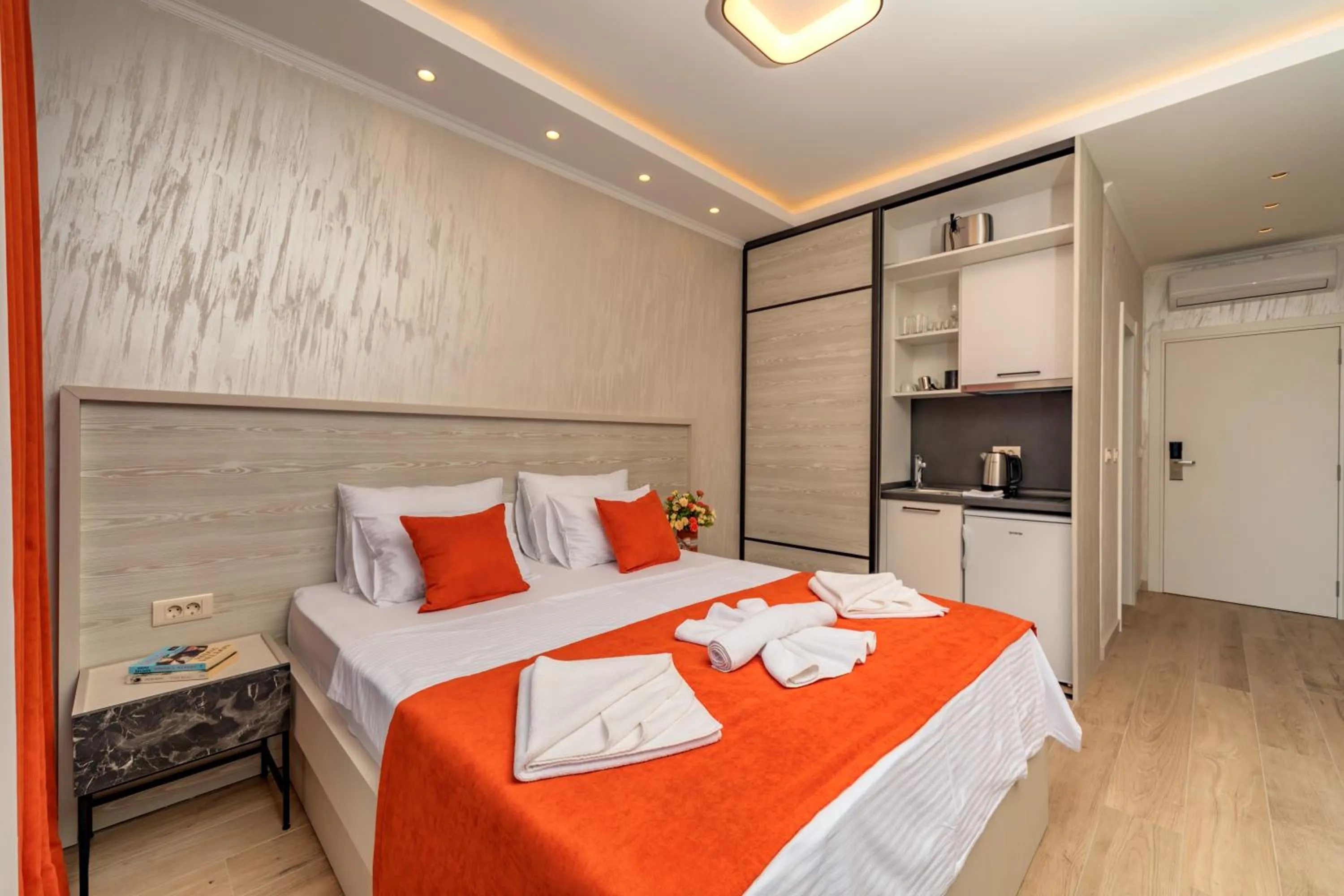 Photo of the whole room, Bed in Luxury Apartments Queen