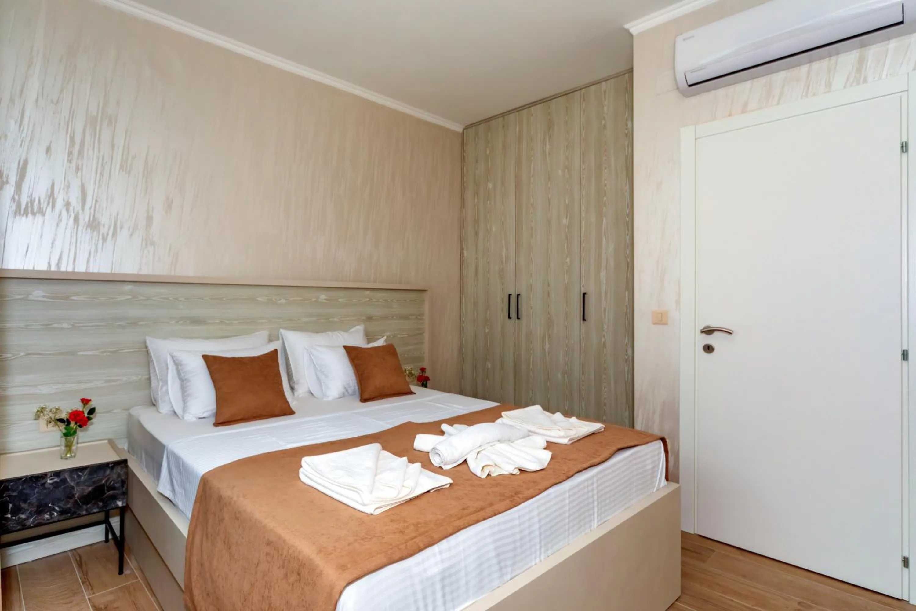 Bedroom, Bed in Luxury Apartments Queen