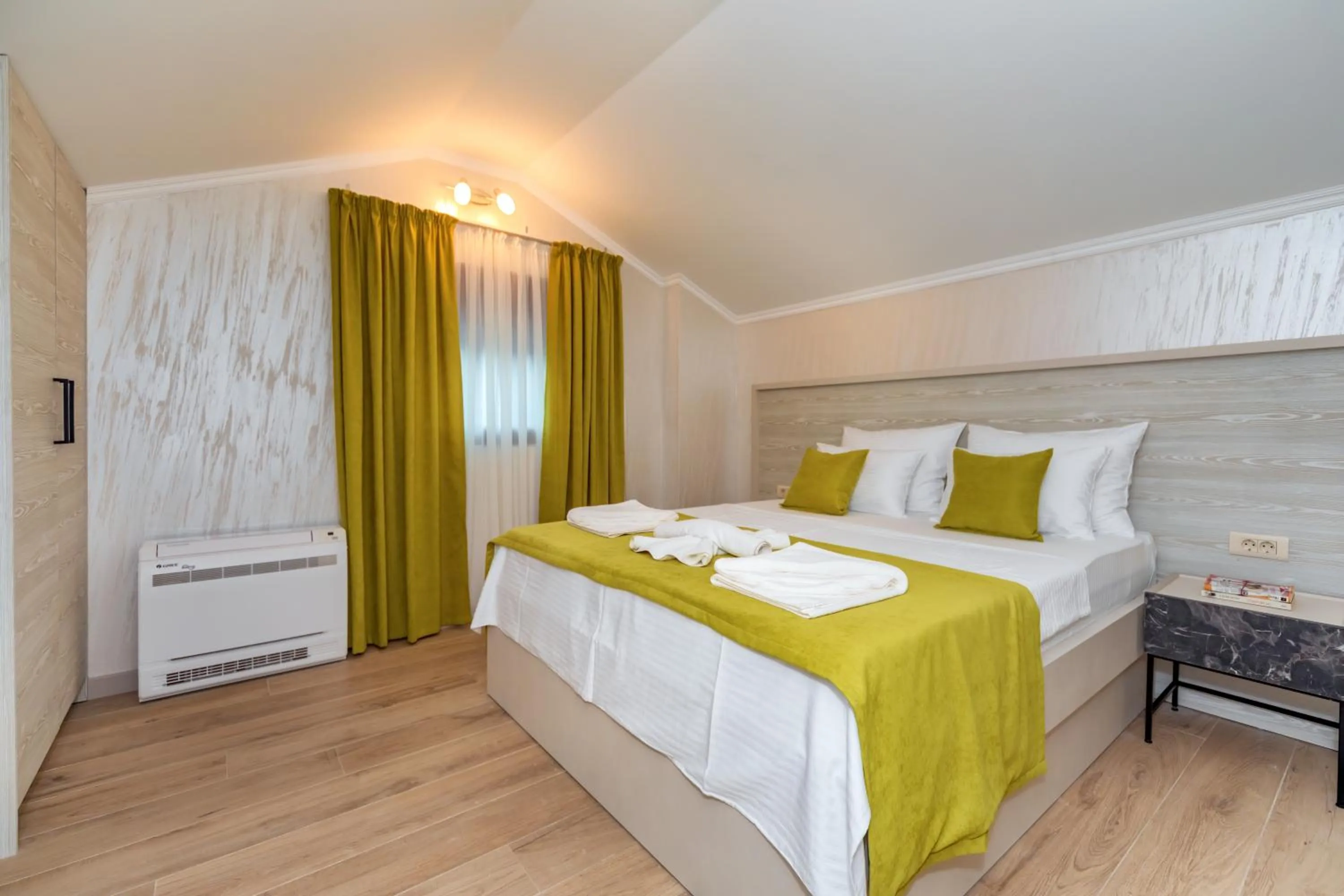 Bedroom, Bed in Luxury Apartments Queen