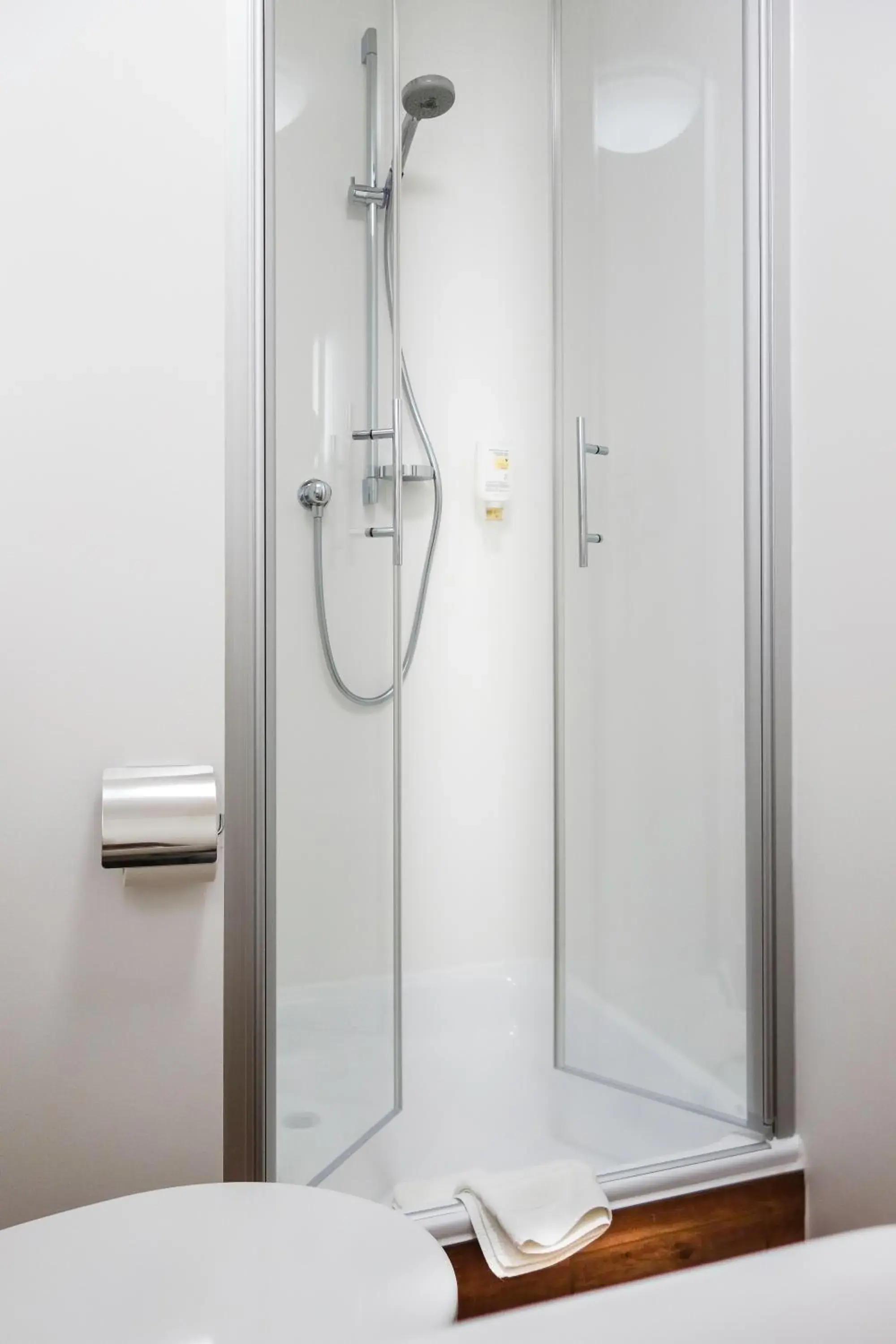 Shower, Bathroom in Flair Hotel Weinstube Lochner