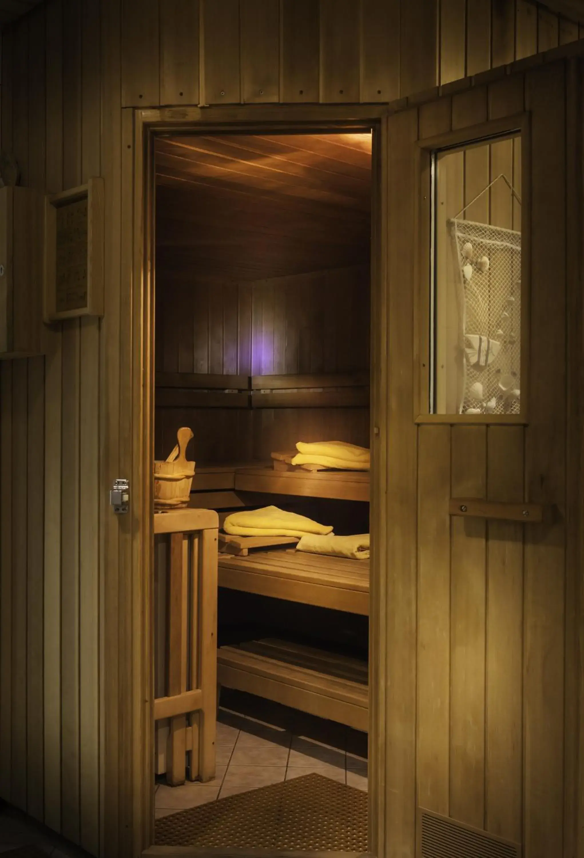 Sauna, Bed in Flair Hotel Weinstube Lochner