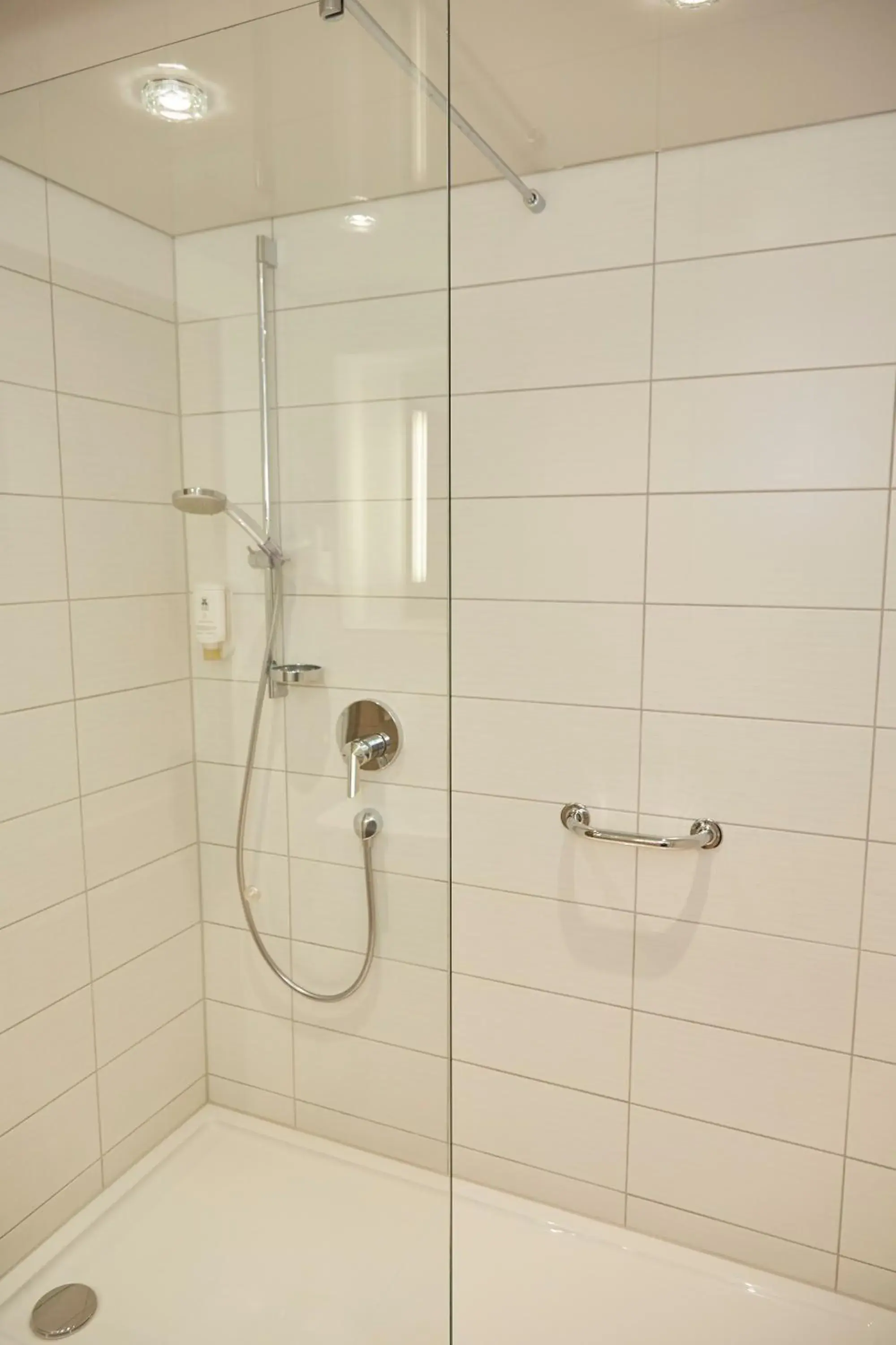 Shower, Bathroom in Flair Hotel Weinstube Lochner