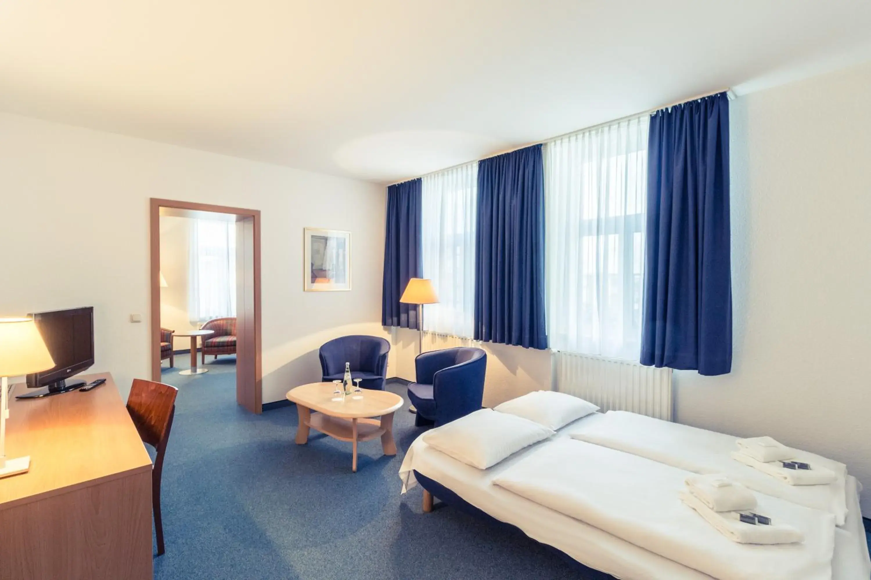 Living room, Bed in Hotel Schloss Neustadt-Glewe Living room, Bed in Hotel Schloss Neustadt-Glewe