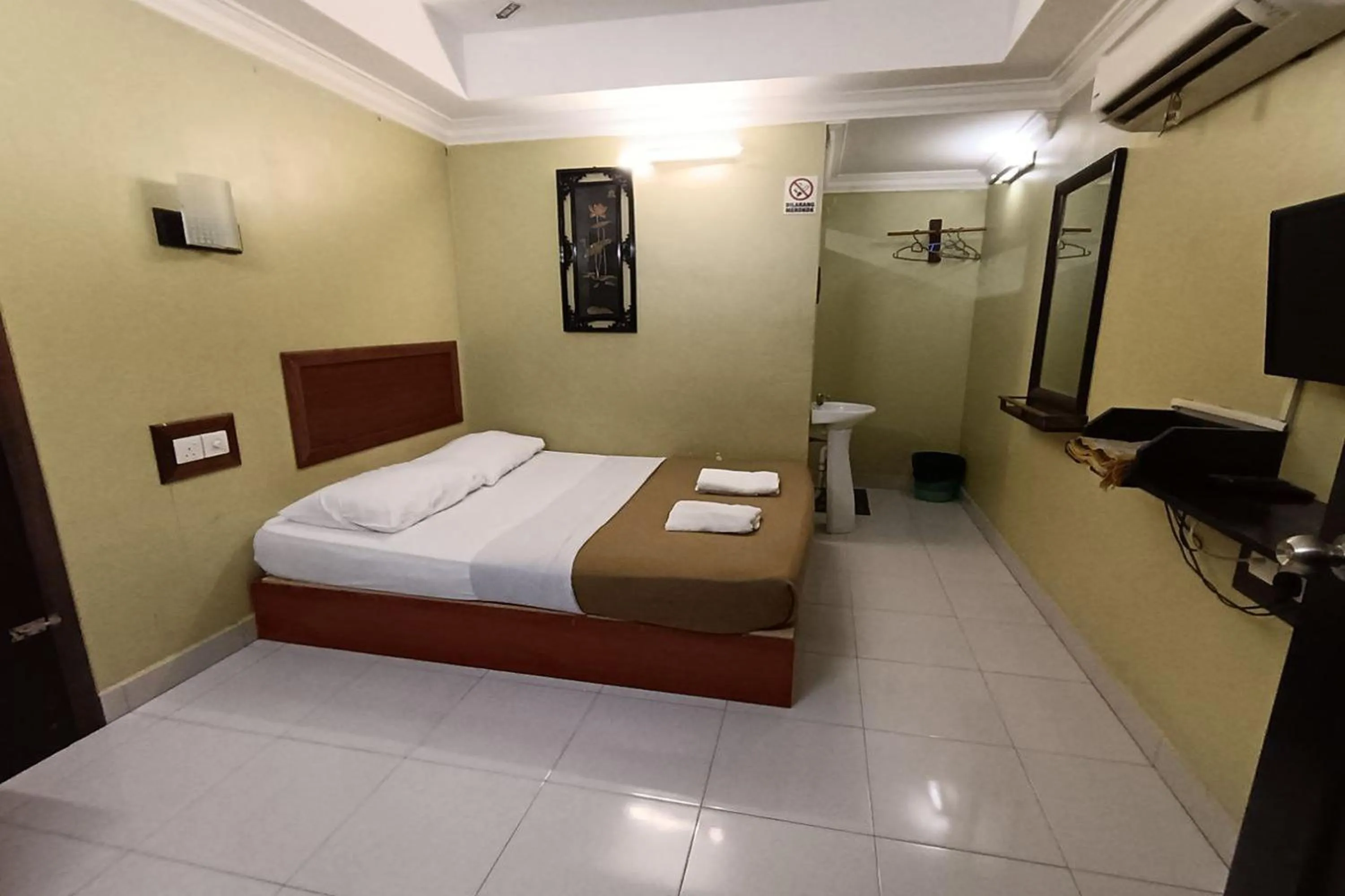 Bedroom, Bed in Fins Hotel, Alor Setar
