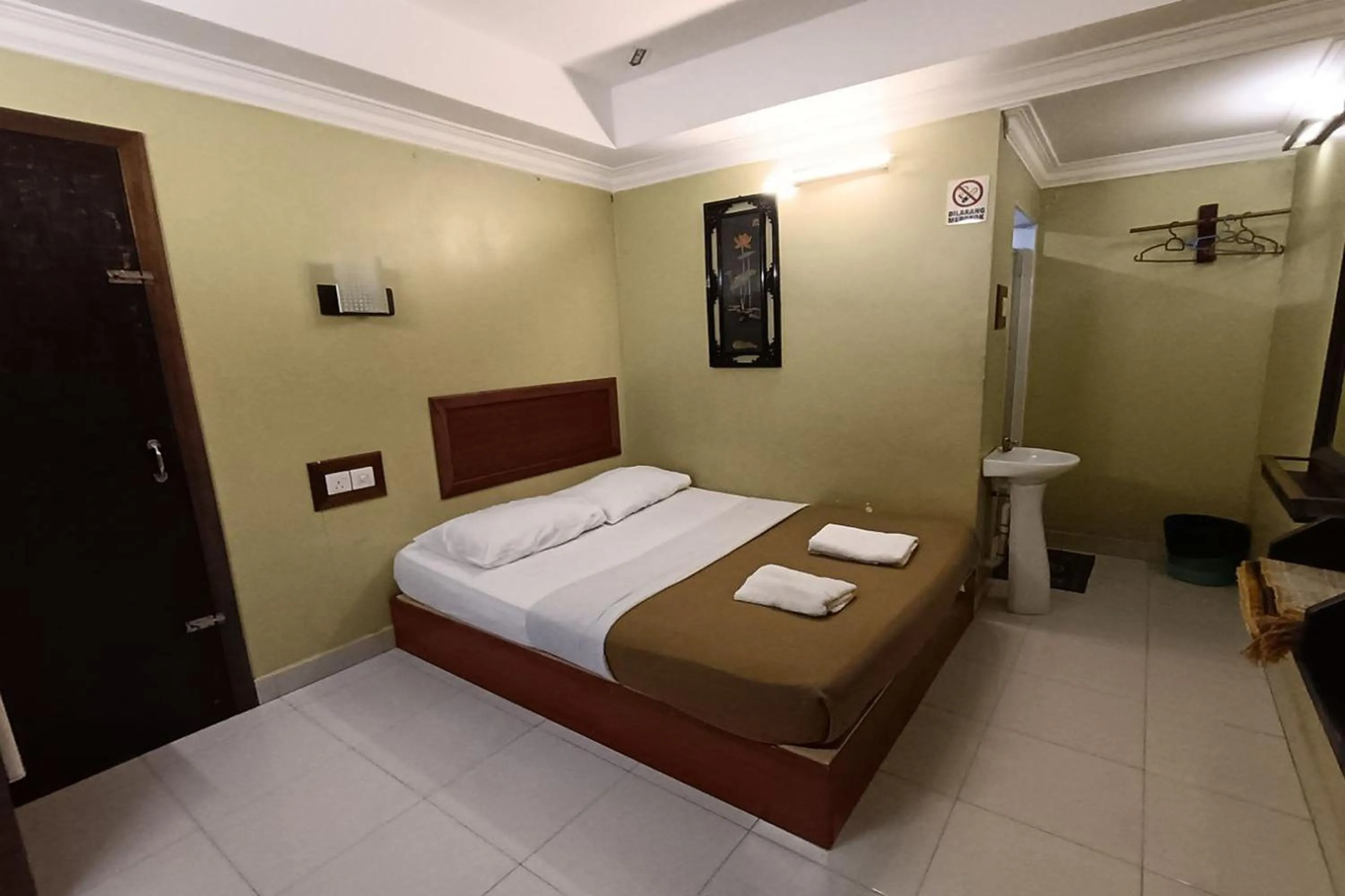 Photo of the whole room, Bed in Fins Hotel, Alor Setar