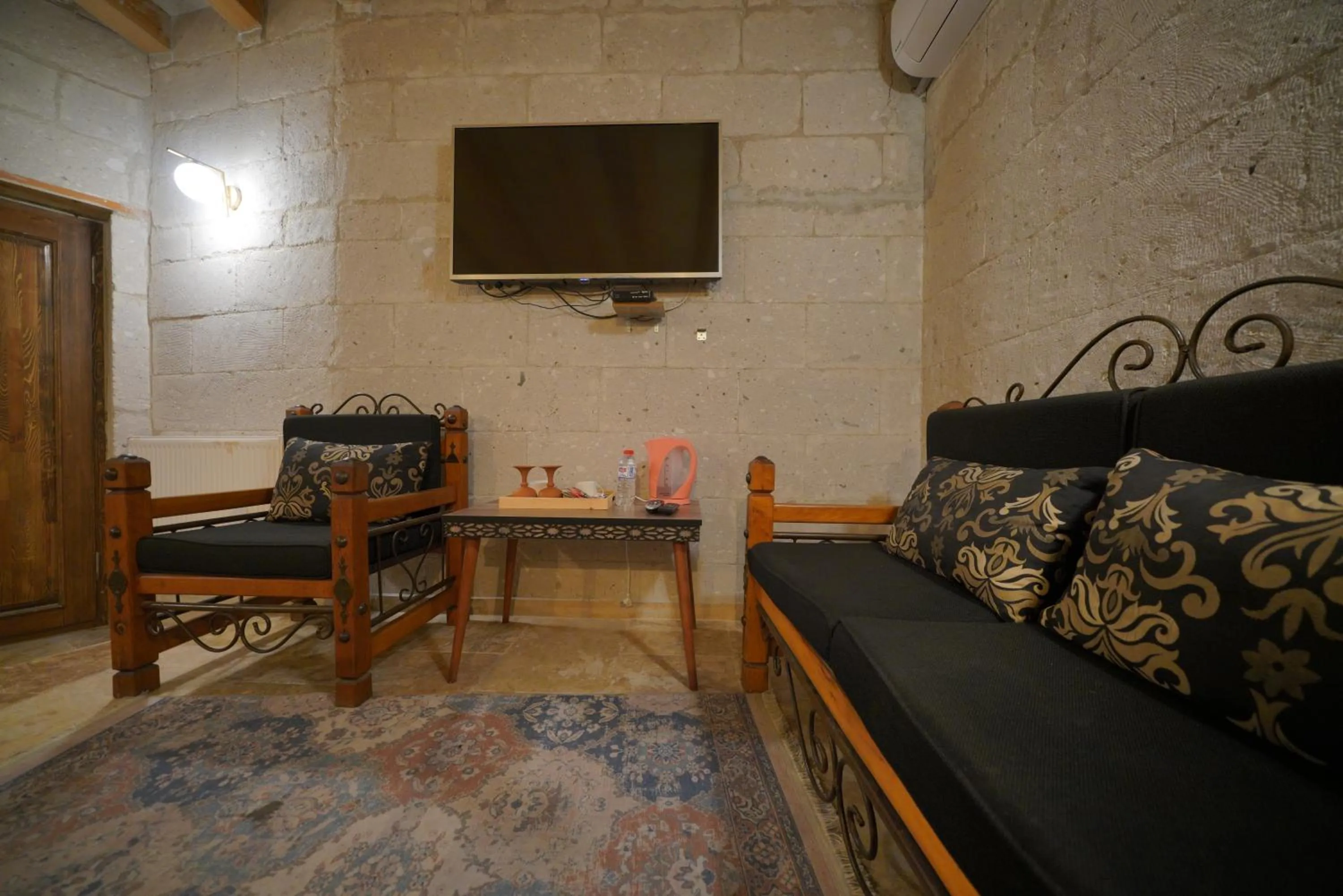 TV and multimedia in View Cave Hotel