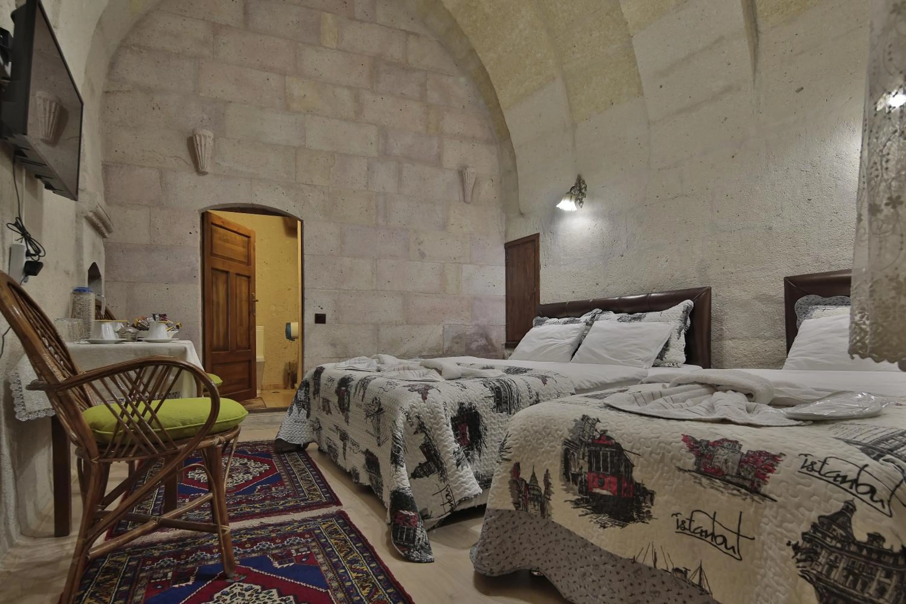 Shower, Bed in View Cave Hotel