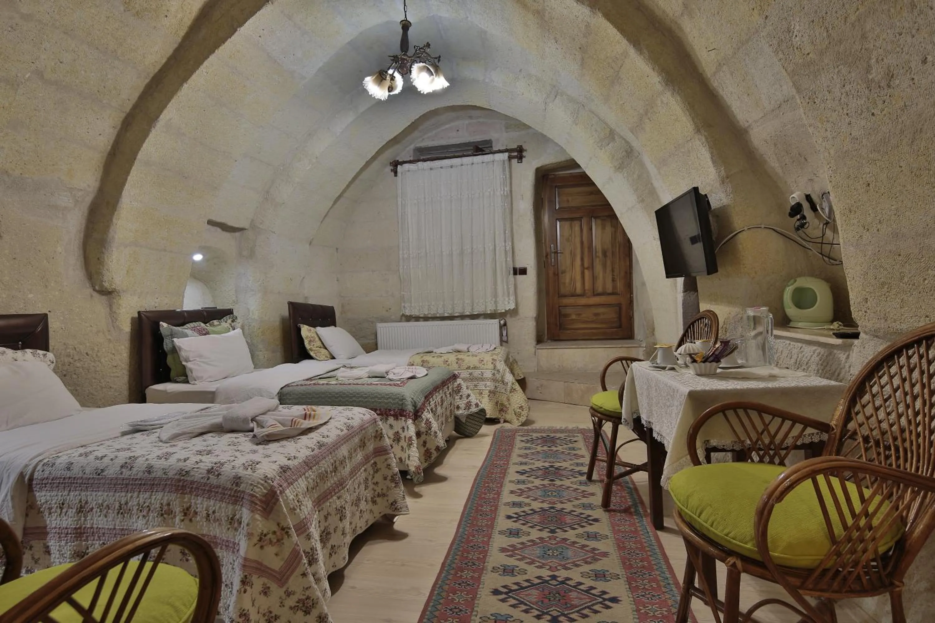 Shower, Bed in View Cave Hotel