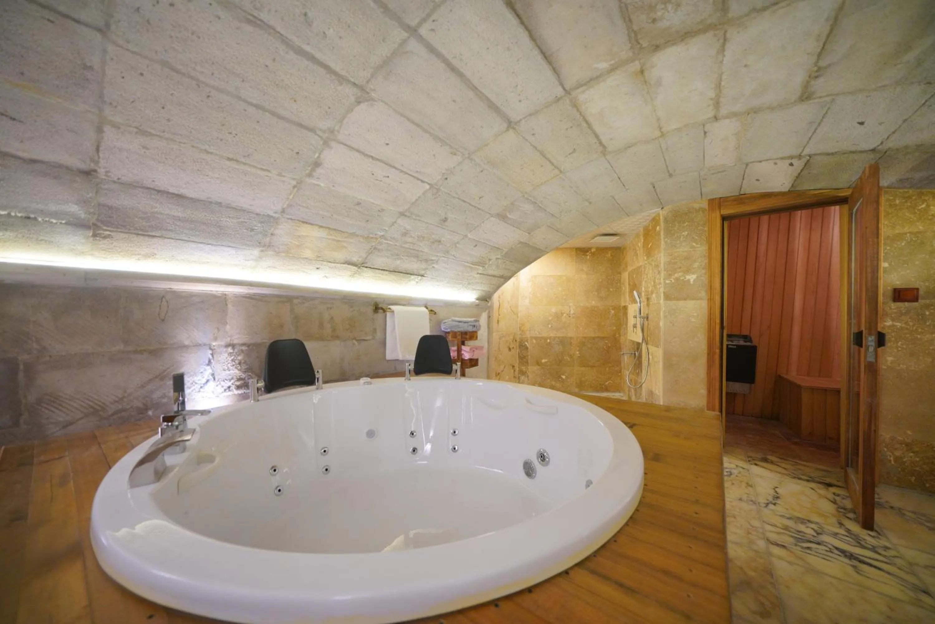 Hot Tub in View Cave Hotel