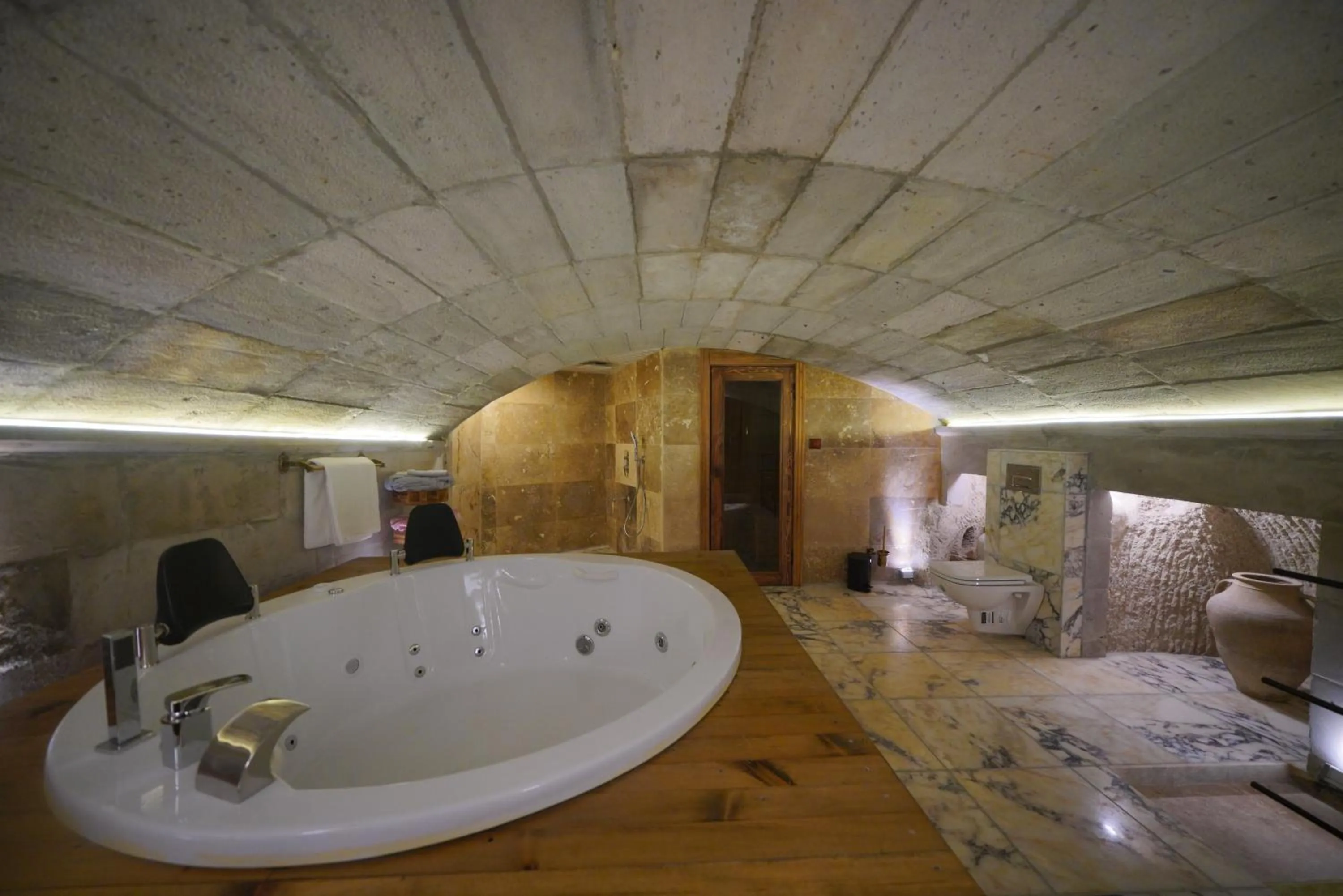 Hot Tub in View Cave Hotel