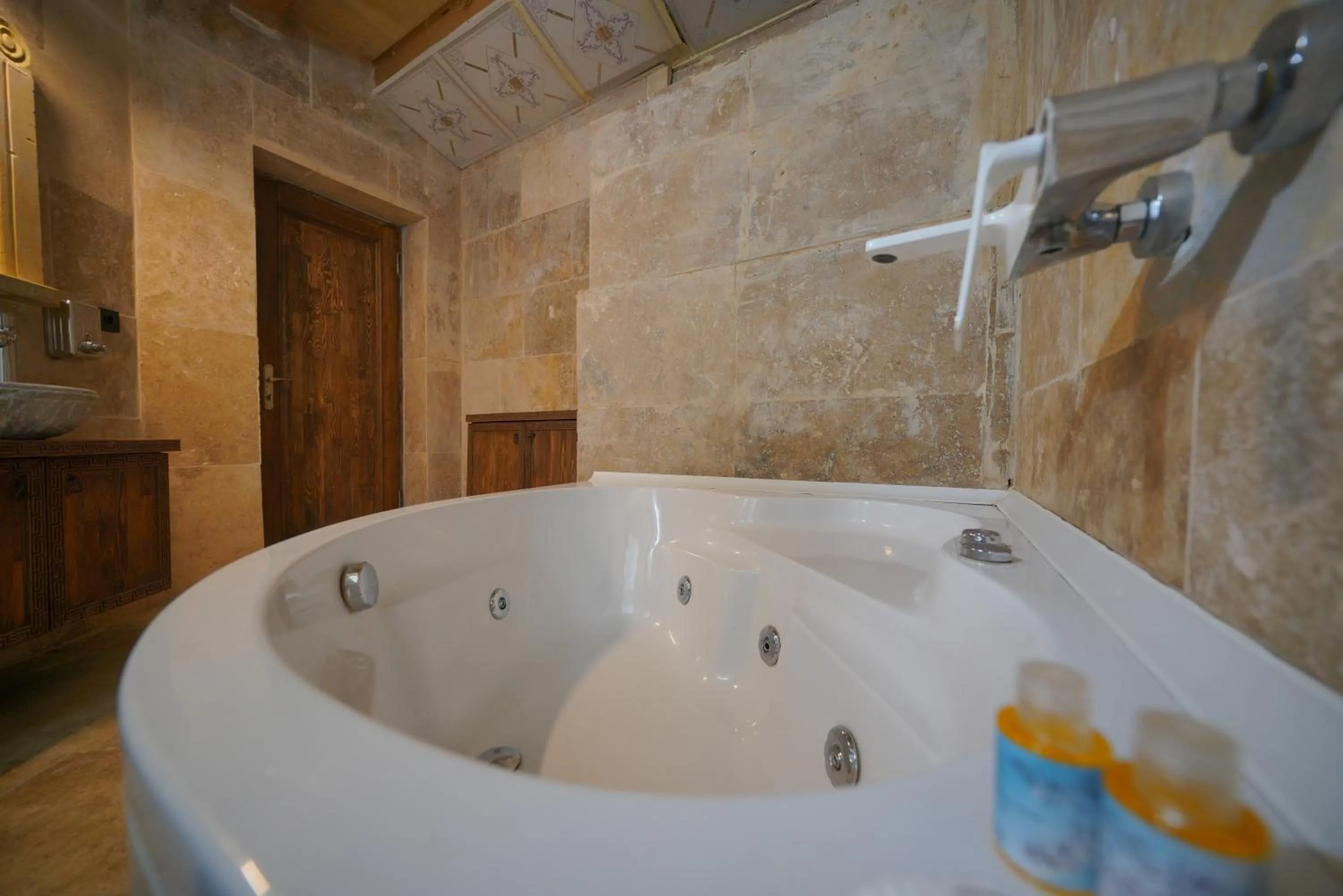 Hot Tub in View Cave Hotel