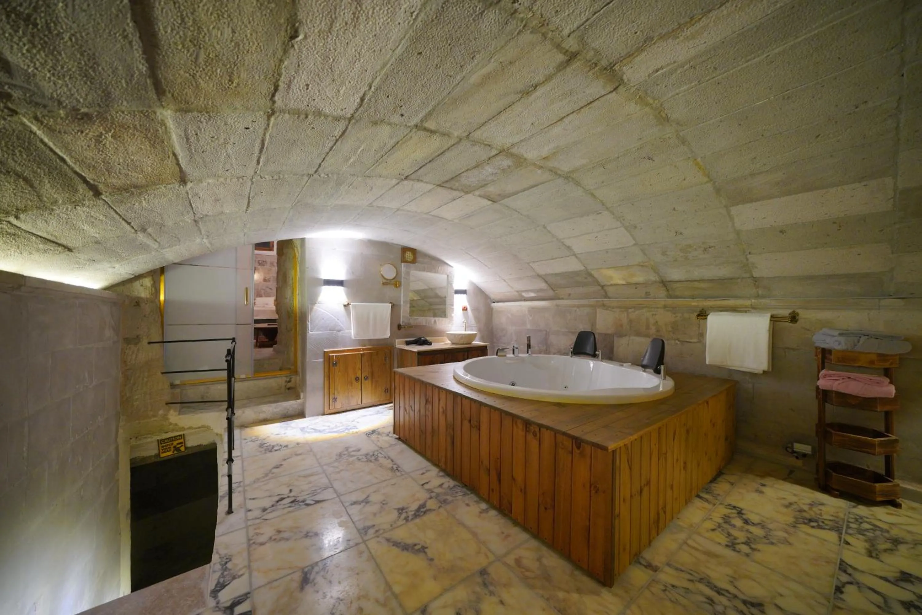 Hot Tub in View Cave Hotel