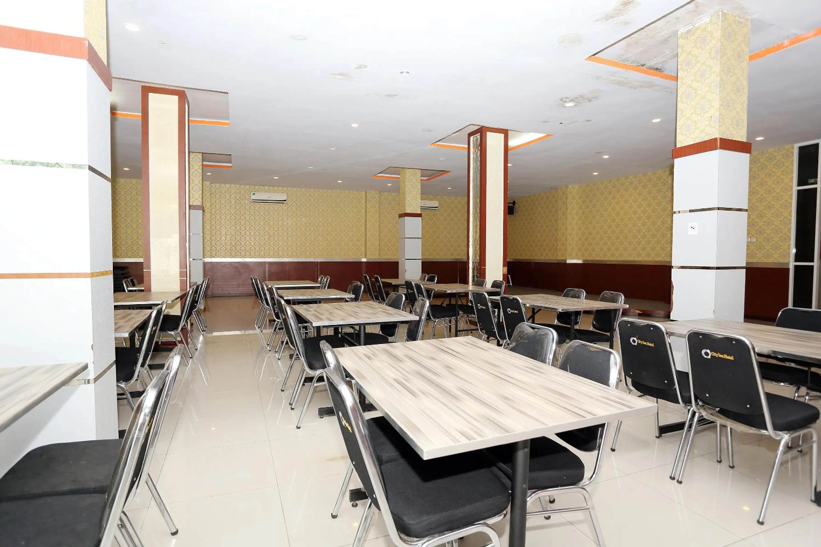 Restaurant/places to eat in Sans Hotel City Inn Palangkaraya