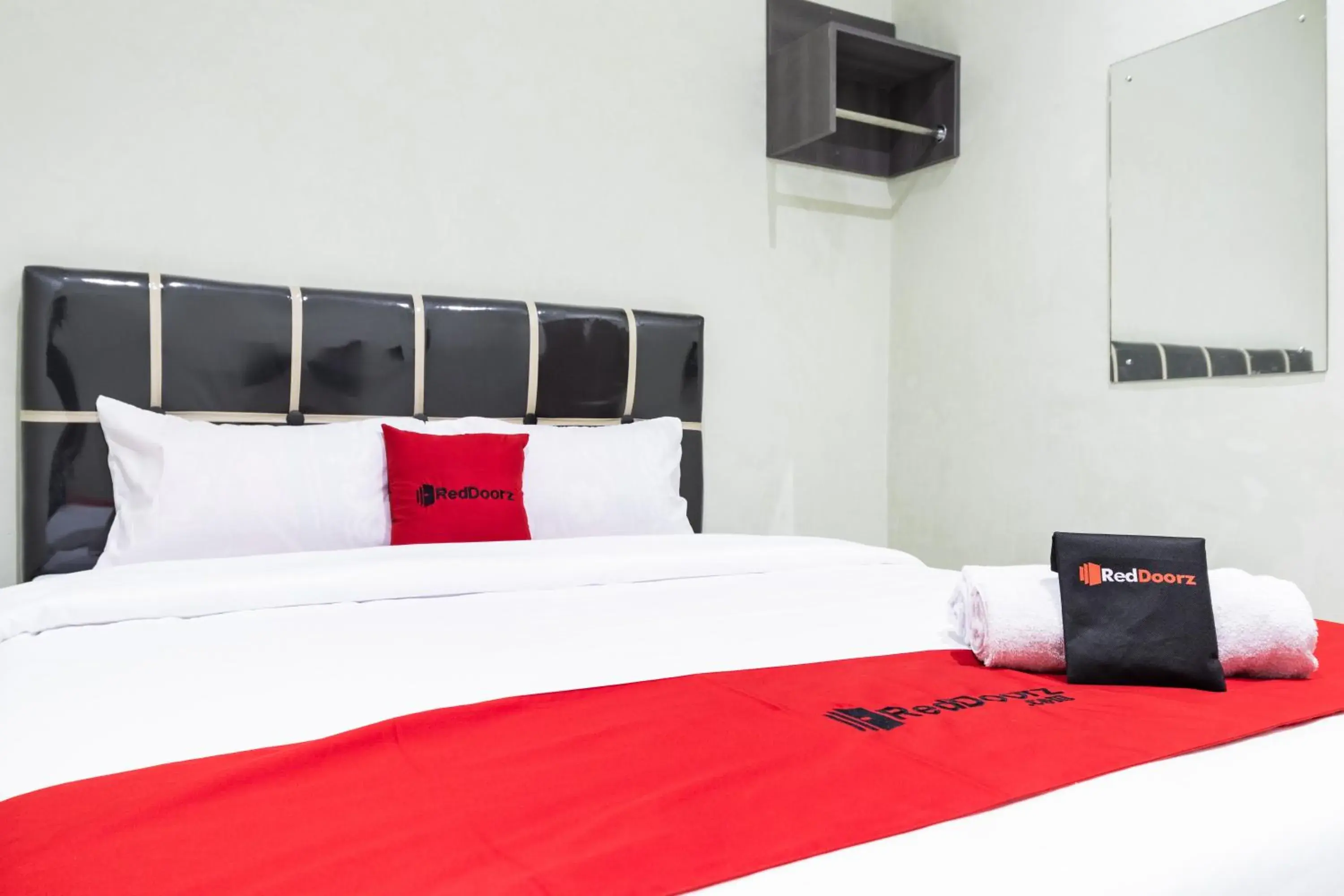 Double Room in RedDoorz near Medan Amplas Double Room in RedDoorz near Medan Amplas